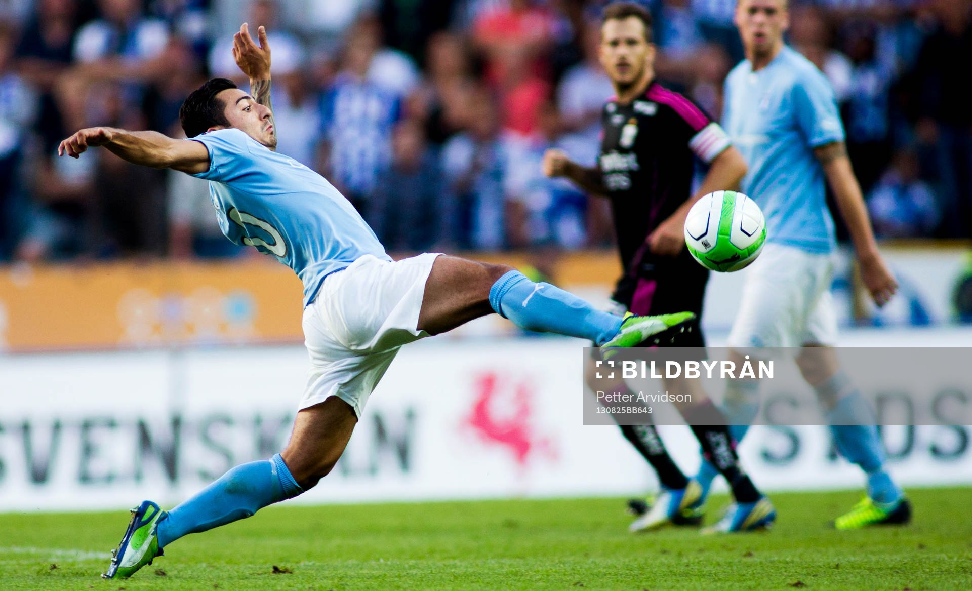 Malmö FFs Jiloan Hamad försöker plocka ner bollen