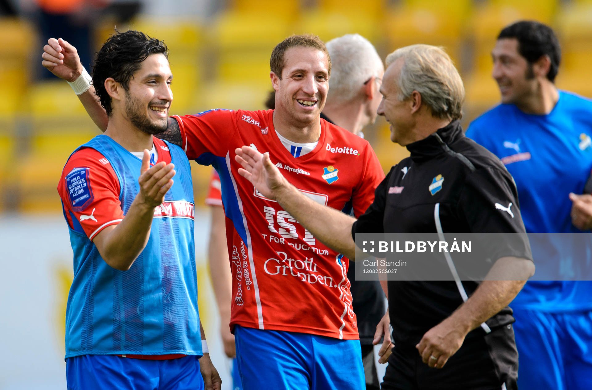 Östers +Pablo Pinones Arce och Kenny Pavey firar efter fotbollsmatchen i Allsvenskan mellan Elfsborg och Öster 25 augusti 2013 i Borås.