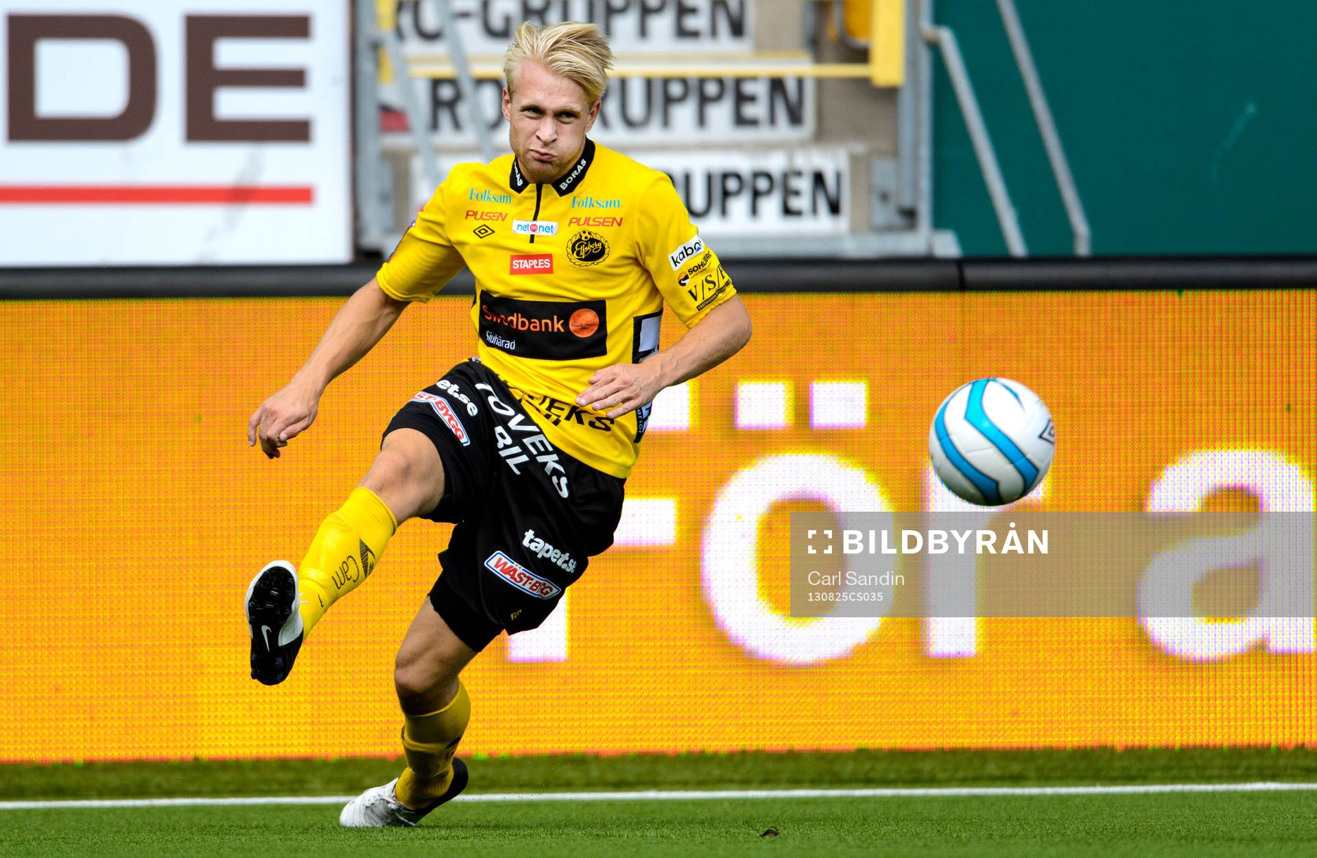 Elfsborgs Johan Larsson skjuter bollen under fotbollsmatchen i Allsvenskan mellan Elfsborg och Öster 25 augusti 2013 i Borås.