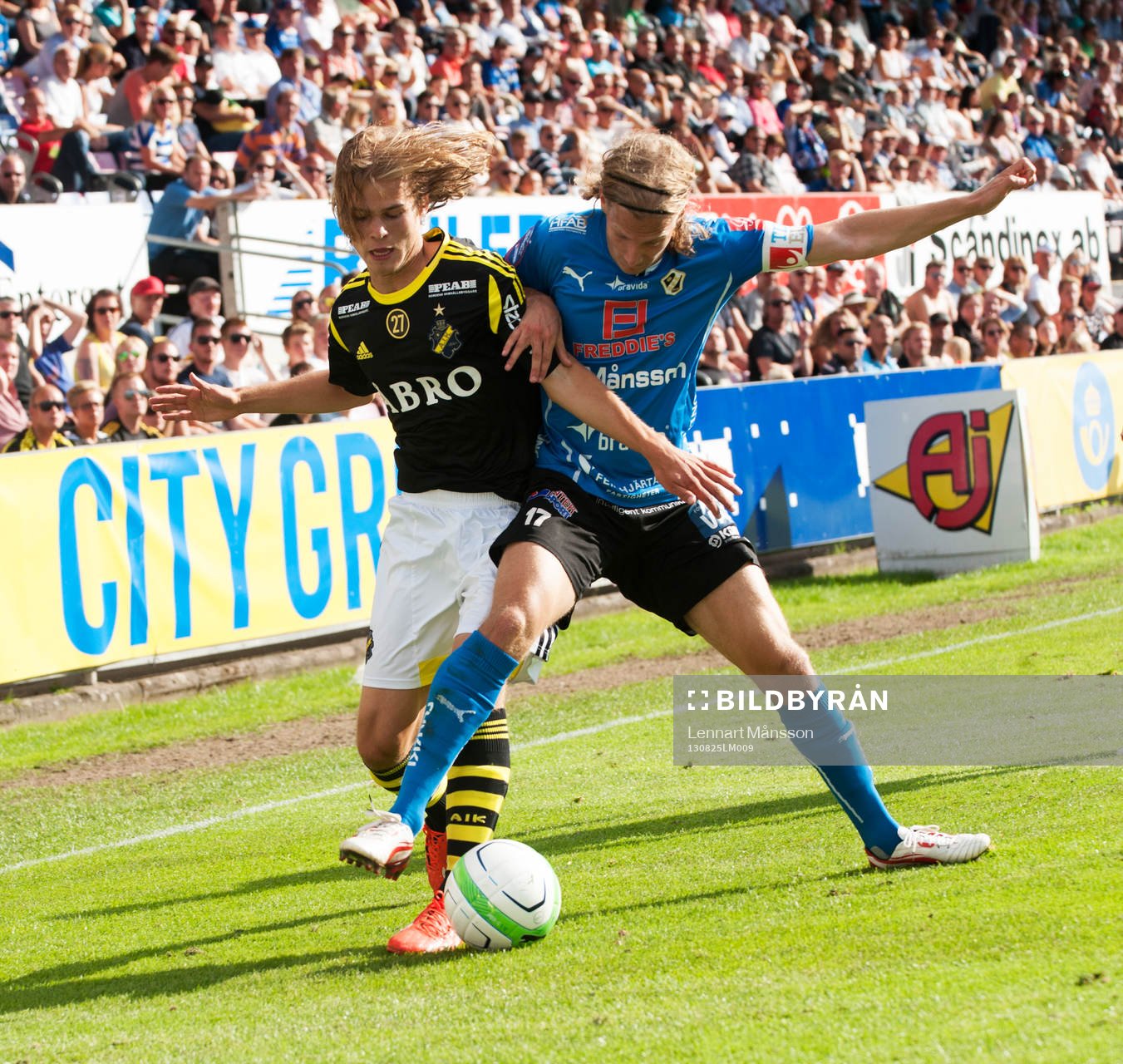 Sam Lundholm, AIK, och Oliver Silverholt, Halmstad, i