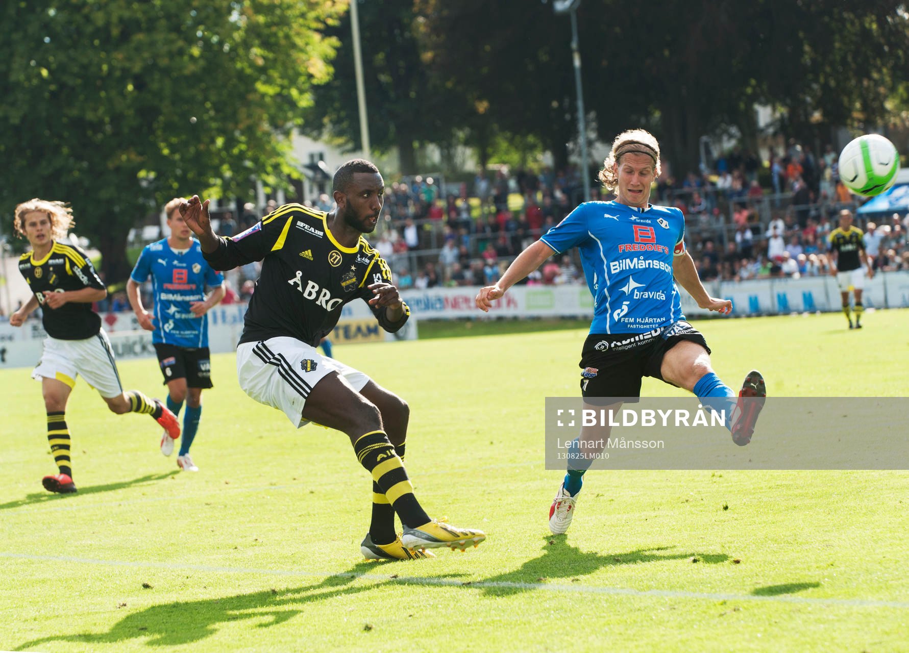 Henok Goitom, AIK, och Oliver Silverholt, Halmstad, i