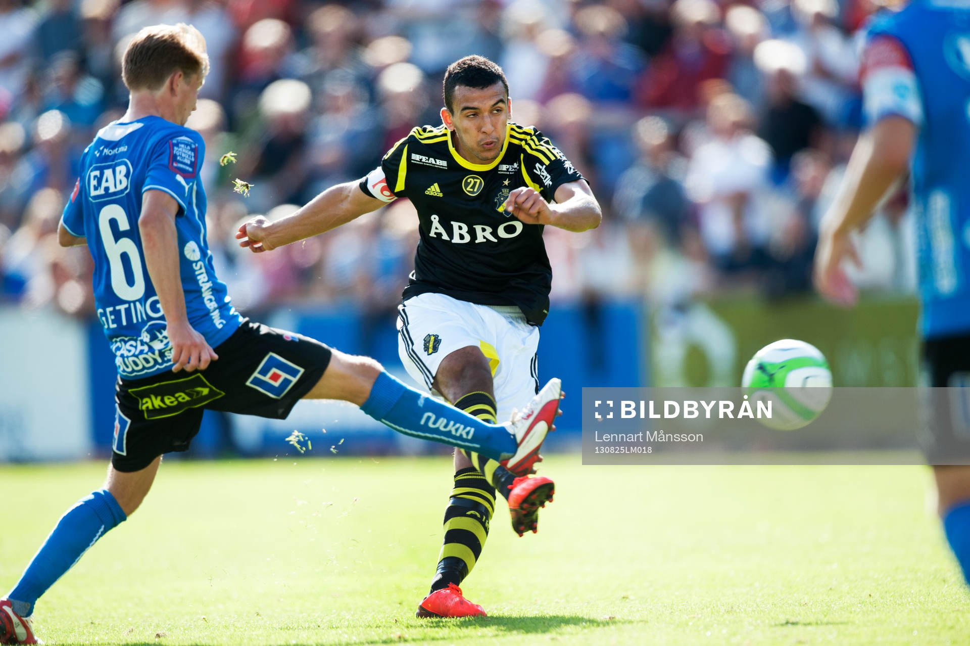 Nabil Bahoui, AIK, och Johan Blomberg, Halmstad,  i