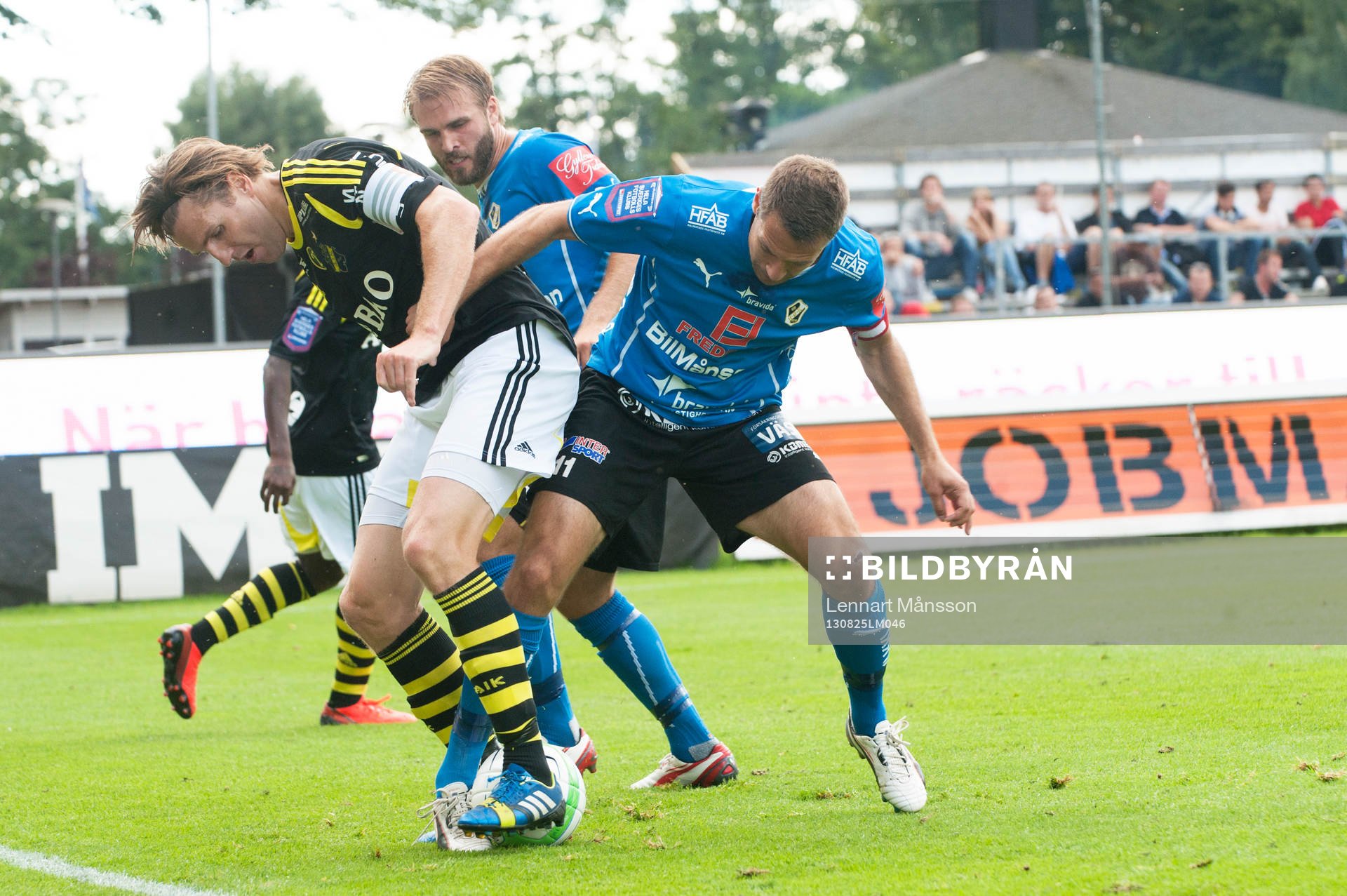 Nils-Eric Johansson, AIK, kämpar mot Jesper Westerberg och