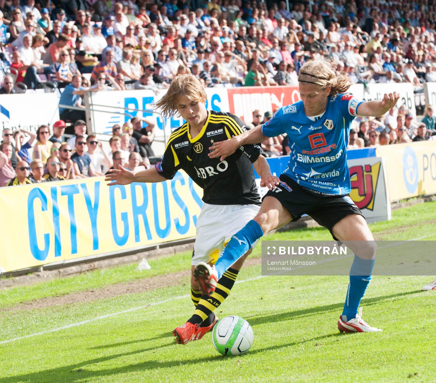 Fotboll, allsvenskan, Halmstad - AIK: Sam Lundholm, AIK, och Oliver Silverholt, Halmstad, i den allsvenska matchen mellan Halmstad och AIK.