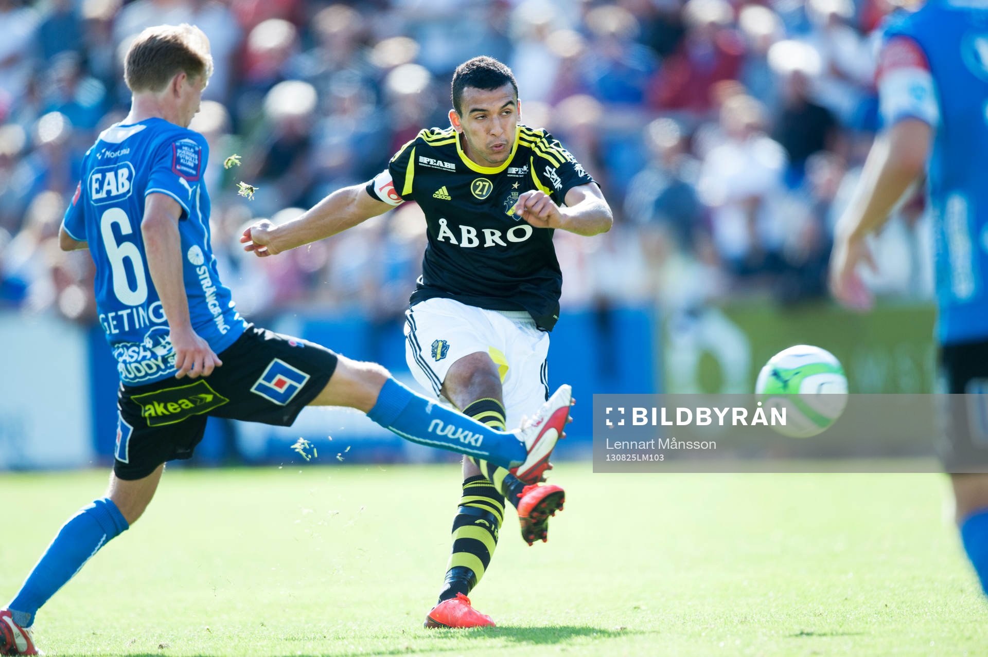 Nabil Bahoui, AIK, och Johan Blomberg, Halmstad,  i
