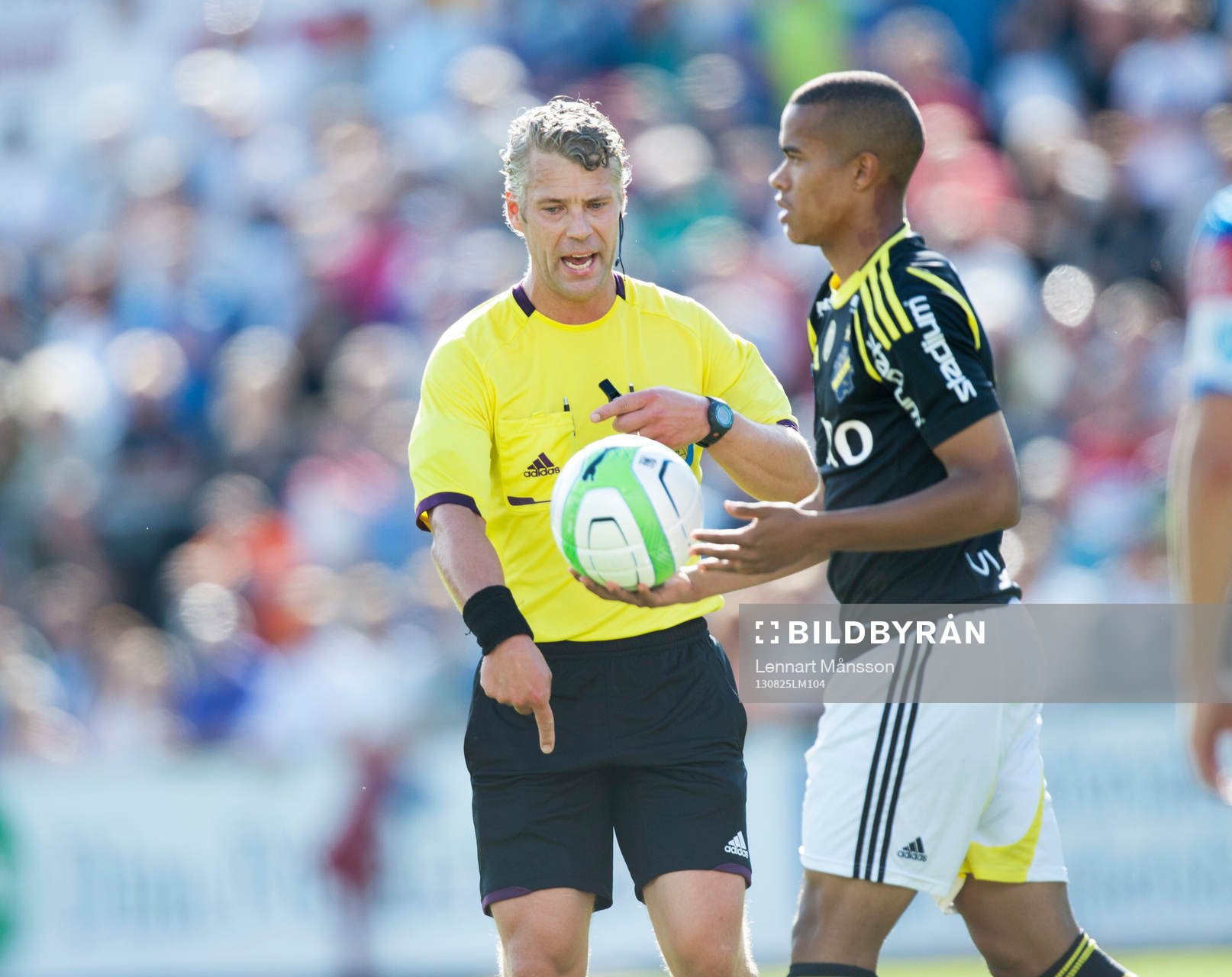 Tobias Mattsson, domare och Robin Quaison, AIK, i