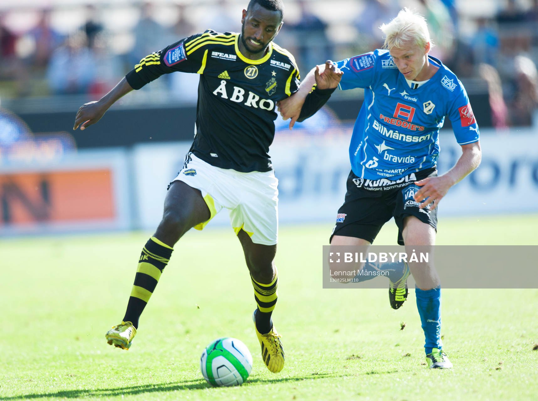 Henok Goitom, AIK, och Kristoffer Thydell, Halmstad,  i