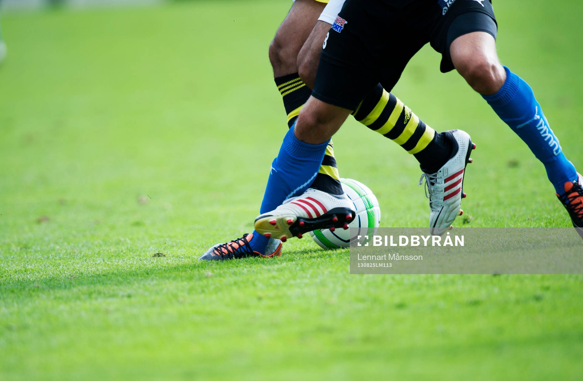 Glidtackling, brytning, fot, fötter, boll, fotbollsskor,