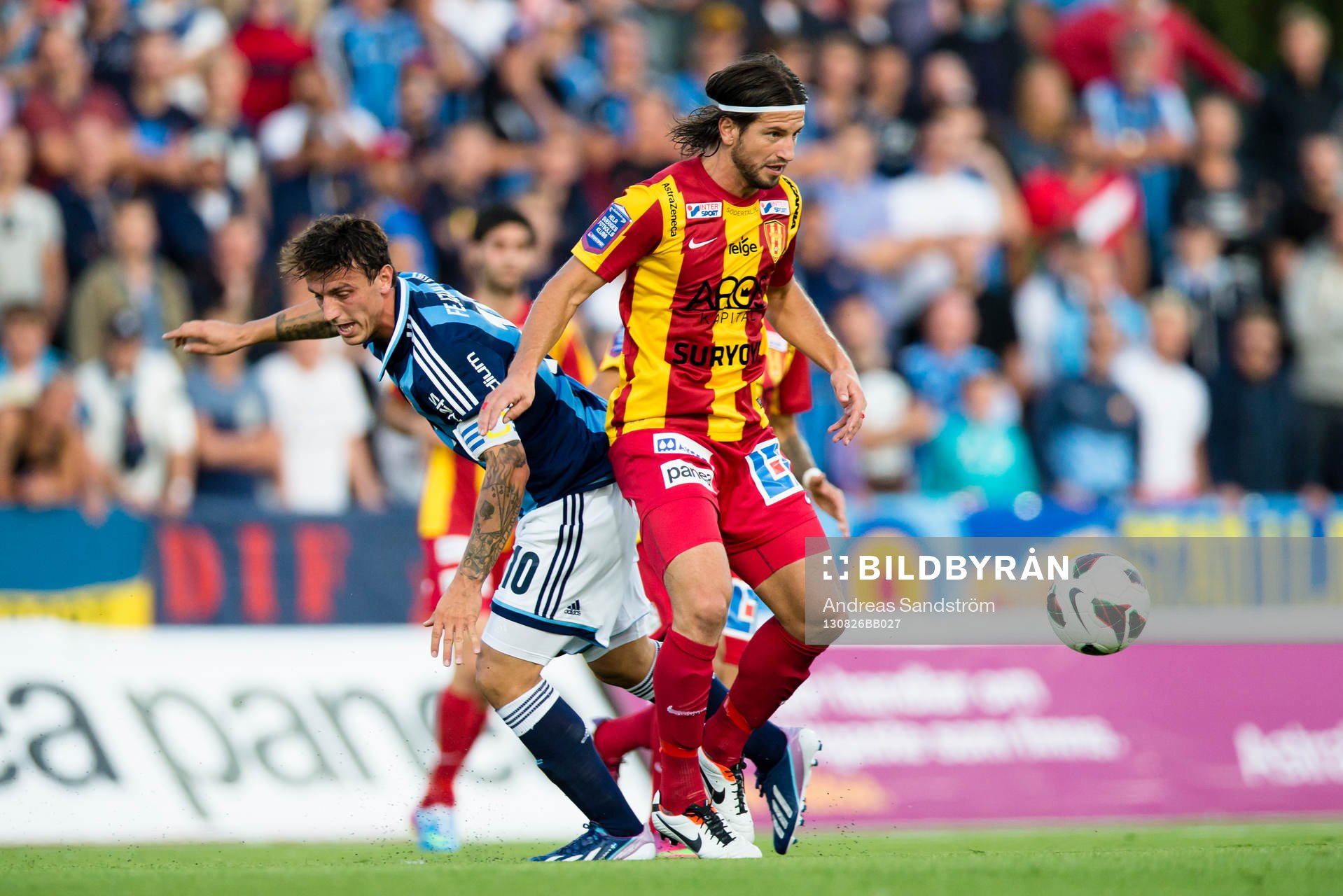 Syrianskas Haris Skenderovic i kamp om bollen med