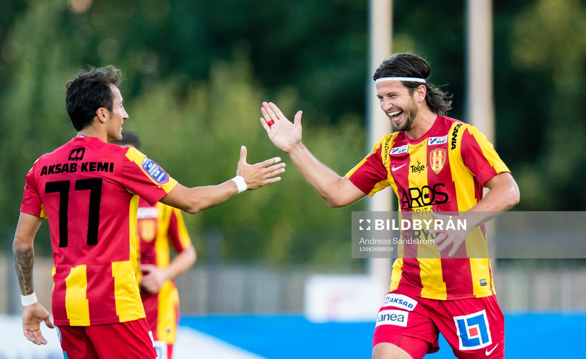 En glad Haris Skenderovic gratulerar målskytten till 1-0,