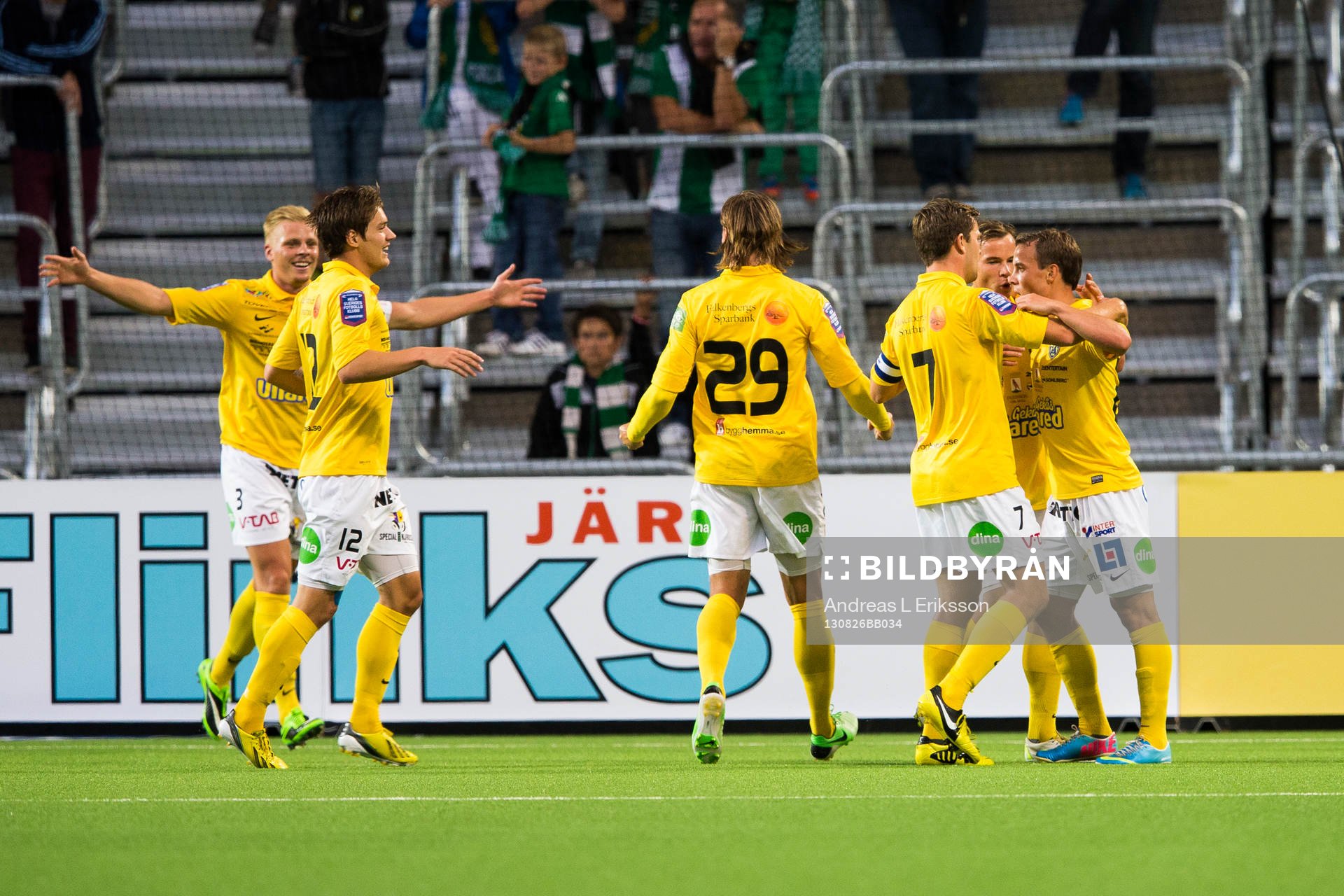 Falkenbergs Calle Wede jublar med sina lagkamrater