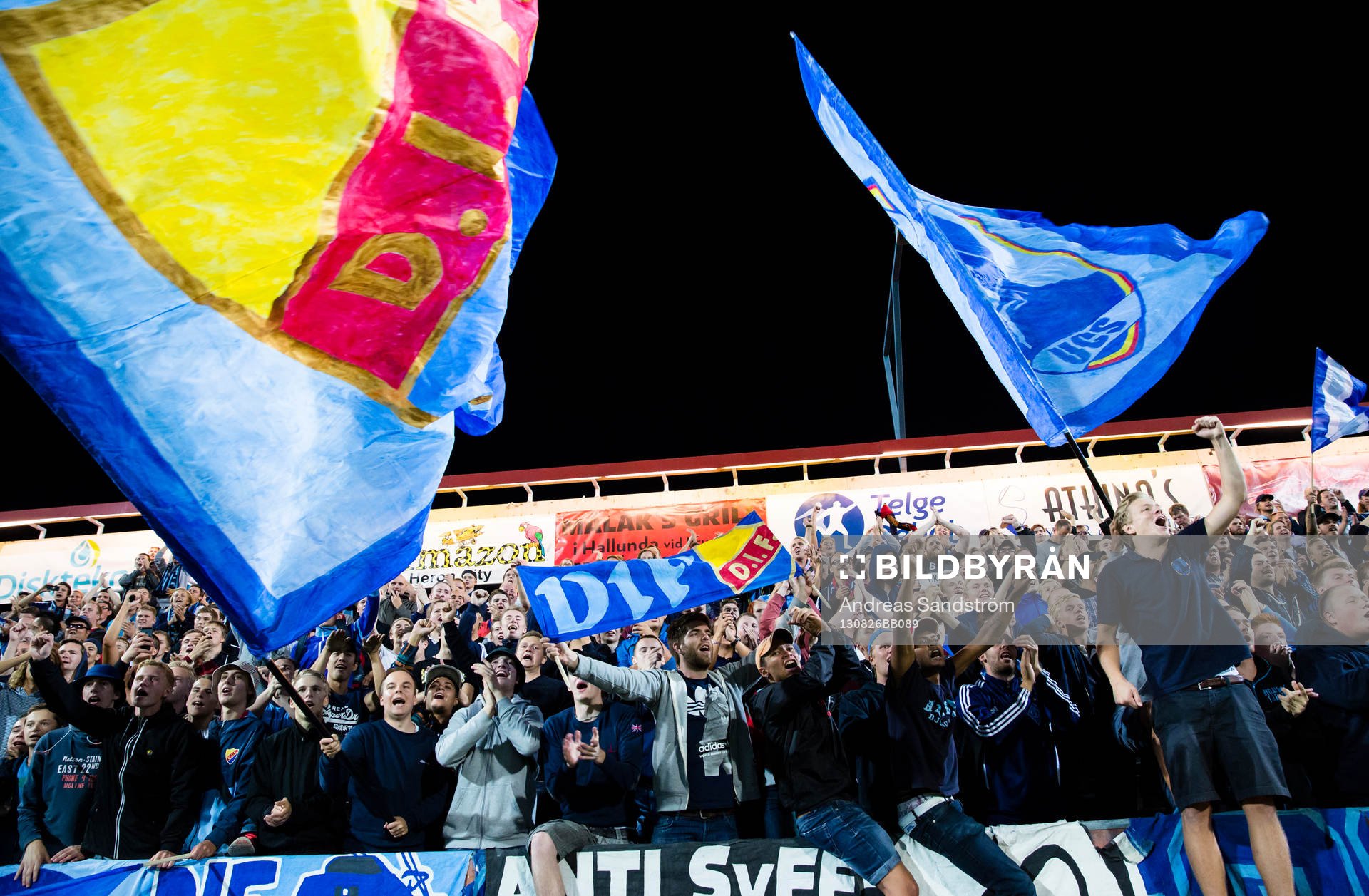 Djurgårdens supportar firar seger efter fotbollsmatchen i Allsvenskan mellan Syrianska och Djurgården den 26 Augusti 2013 i Södertälje.