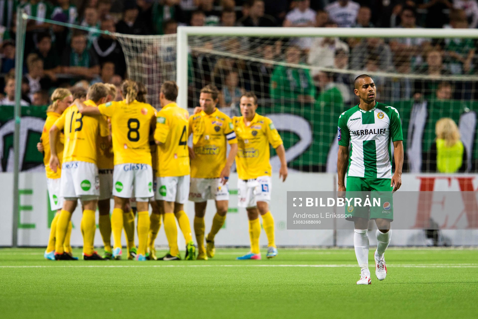 Falkenbergs spelare jublar i bakgrunden