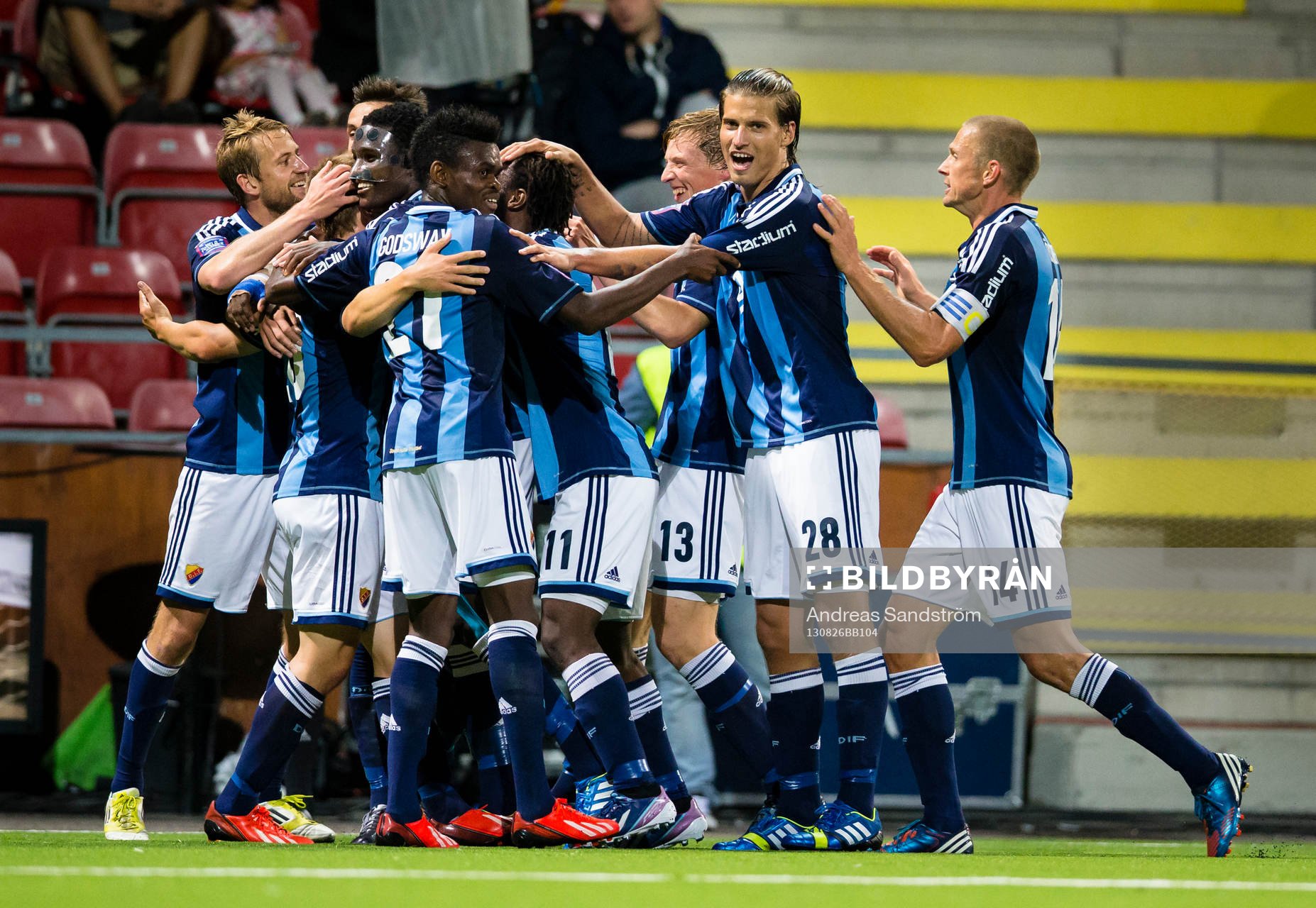 Djurgårdens Simon Tibbling gratuleras av lagkamrater