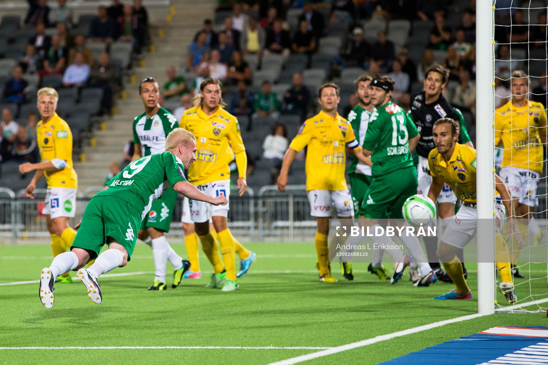 Hammarbys Mattias Adelstam missar öppet mål med en nick