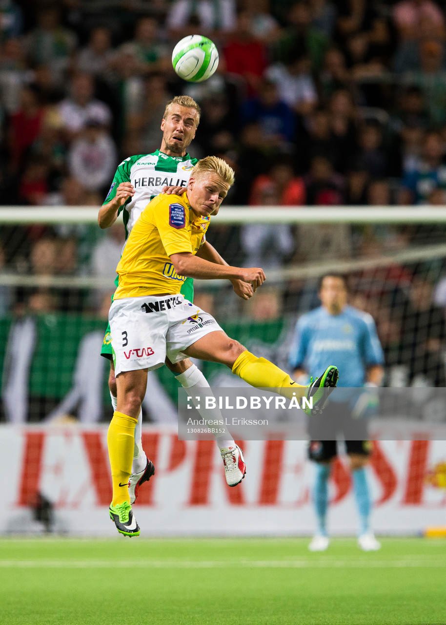 Hammarbys Daniel Theorin i en nickduell med Falkenbergs Per