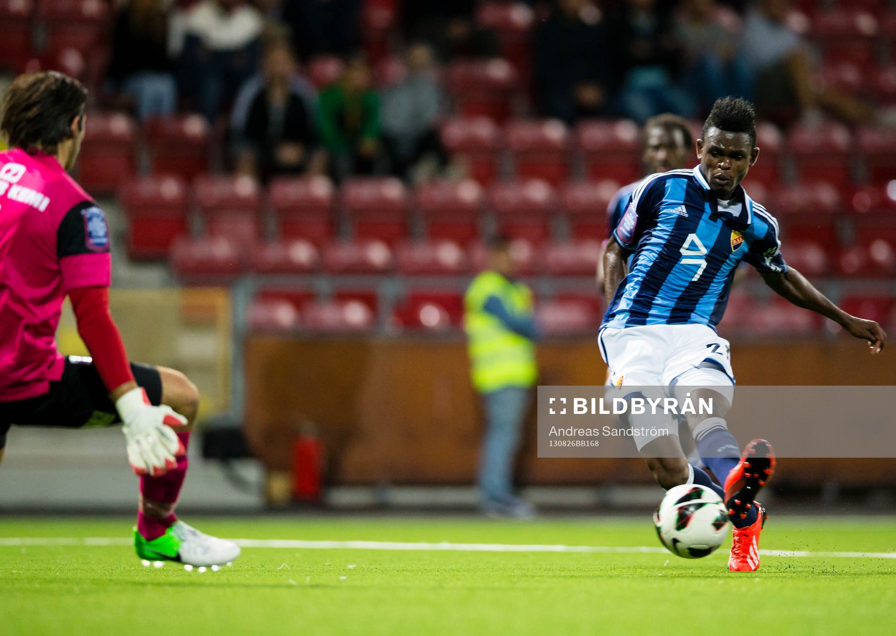 Djurgårdens Godsway Donyoh försöker få bollen bakom