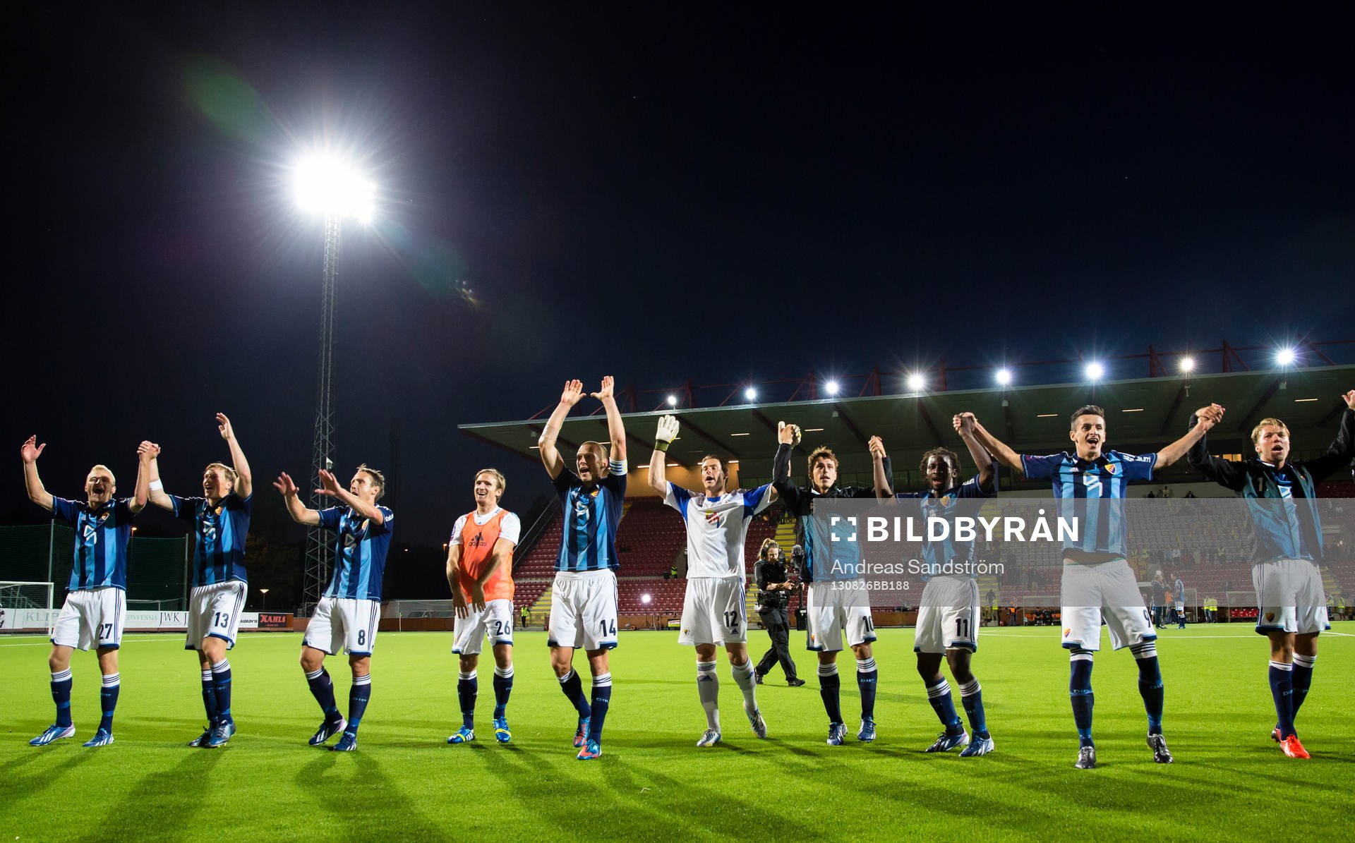 Djurgårdens spelare firar segern och tackar supportrarna