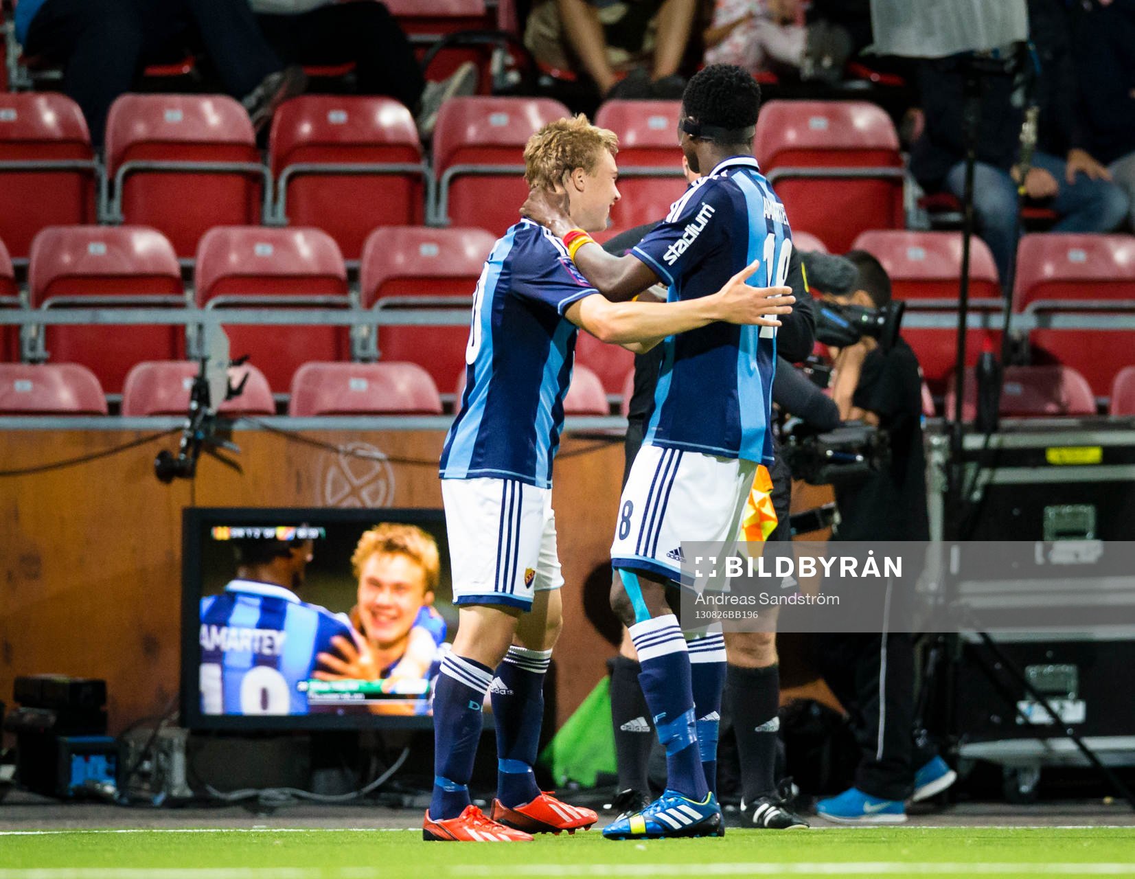 Djurgårdens Simon Tibbling firar 1-2 målet med