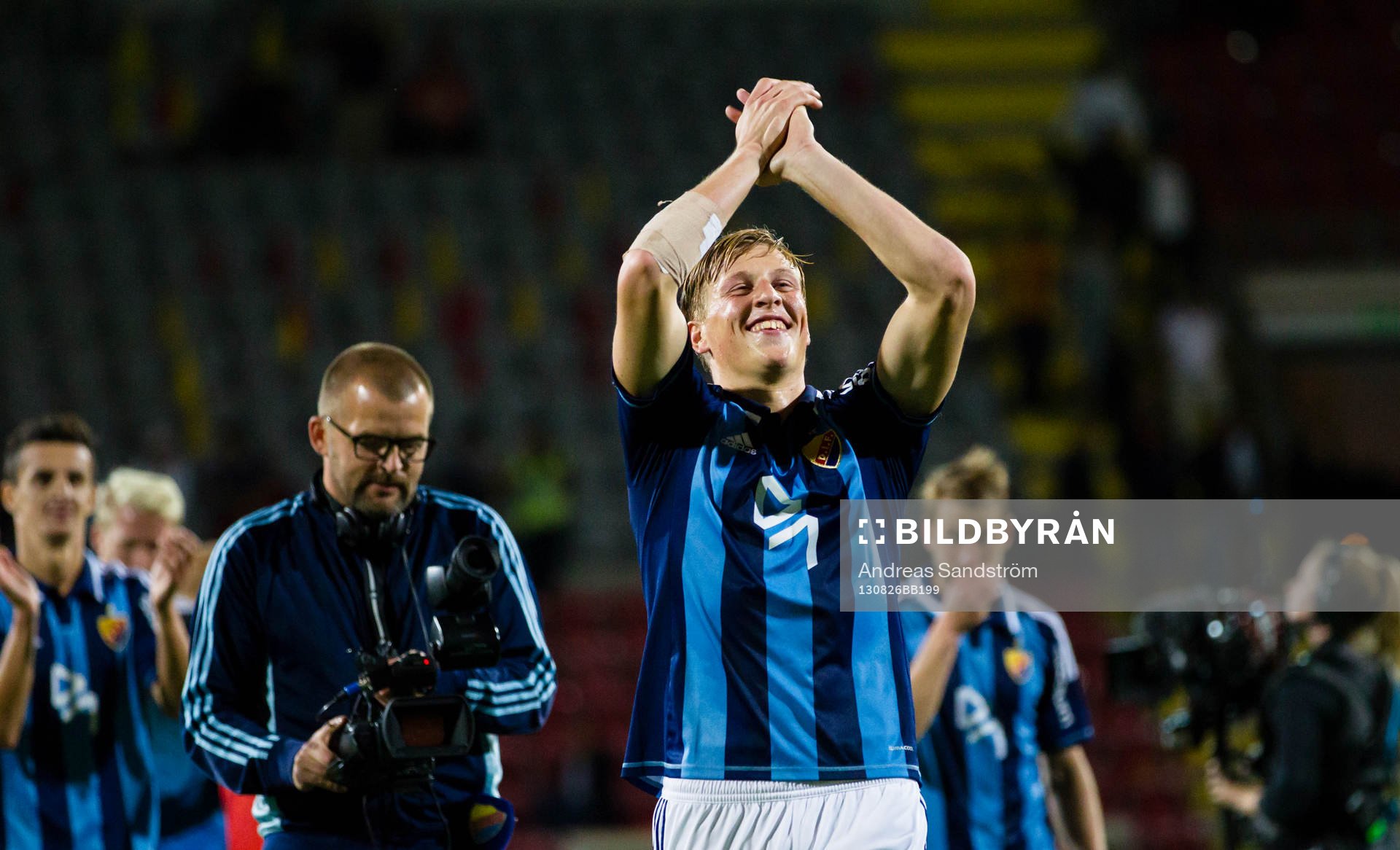 Djurgårdens Emil Bergström tackar publiken och sjunger en sång efter fotbollsmatchen i Allsvenskan mellan Syrianska och Djurgården den 26 Augusti 2013 i Södertälje.