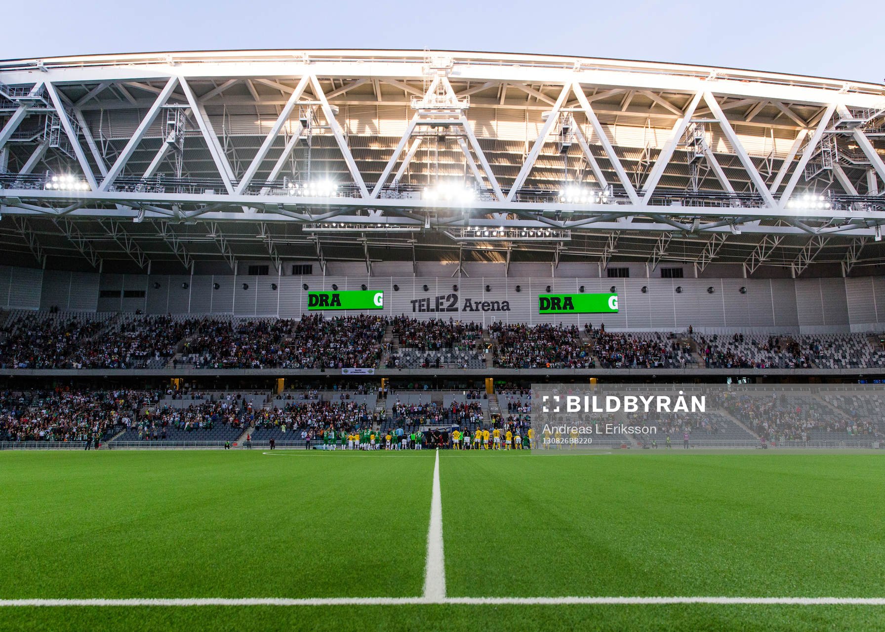 Spelarna ställer upp på Tele2 Arena innan fotbollsmatchen