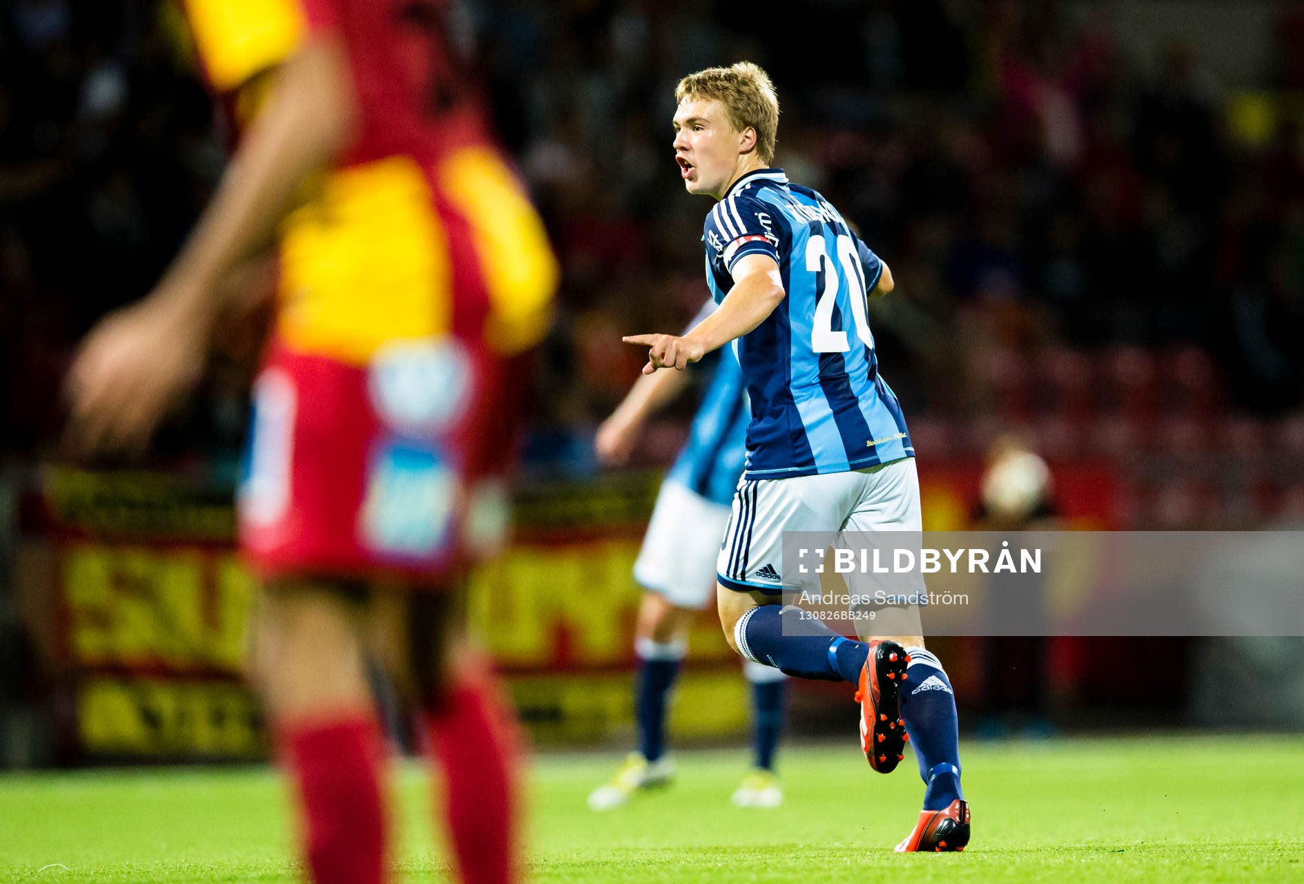 Djurgårdens Simon Tibbling ser sitt skott gå i mål för