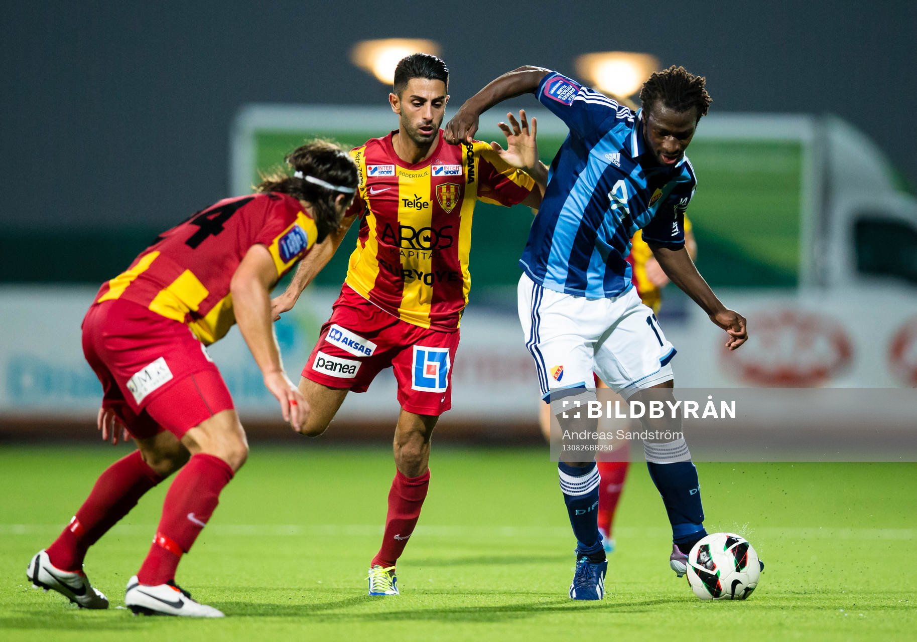 Djurgårdens Amadou Jawo i kamp om bollen med Syrianskas
