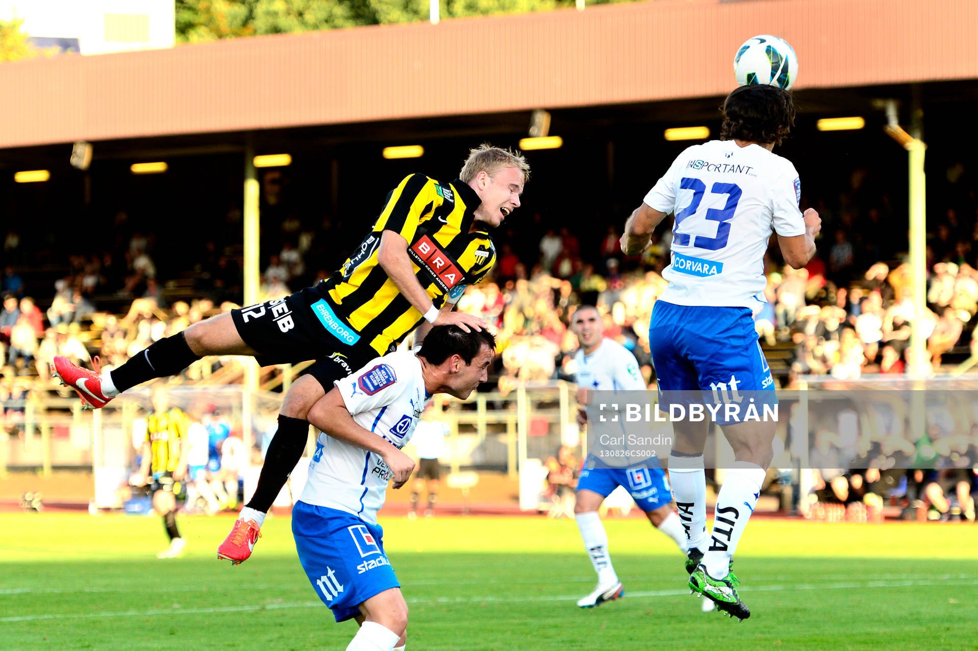 Häckens Oscar Lewicki klättrar upp på Norrköpings
