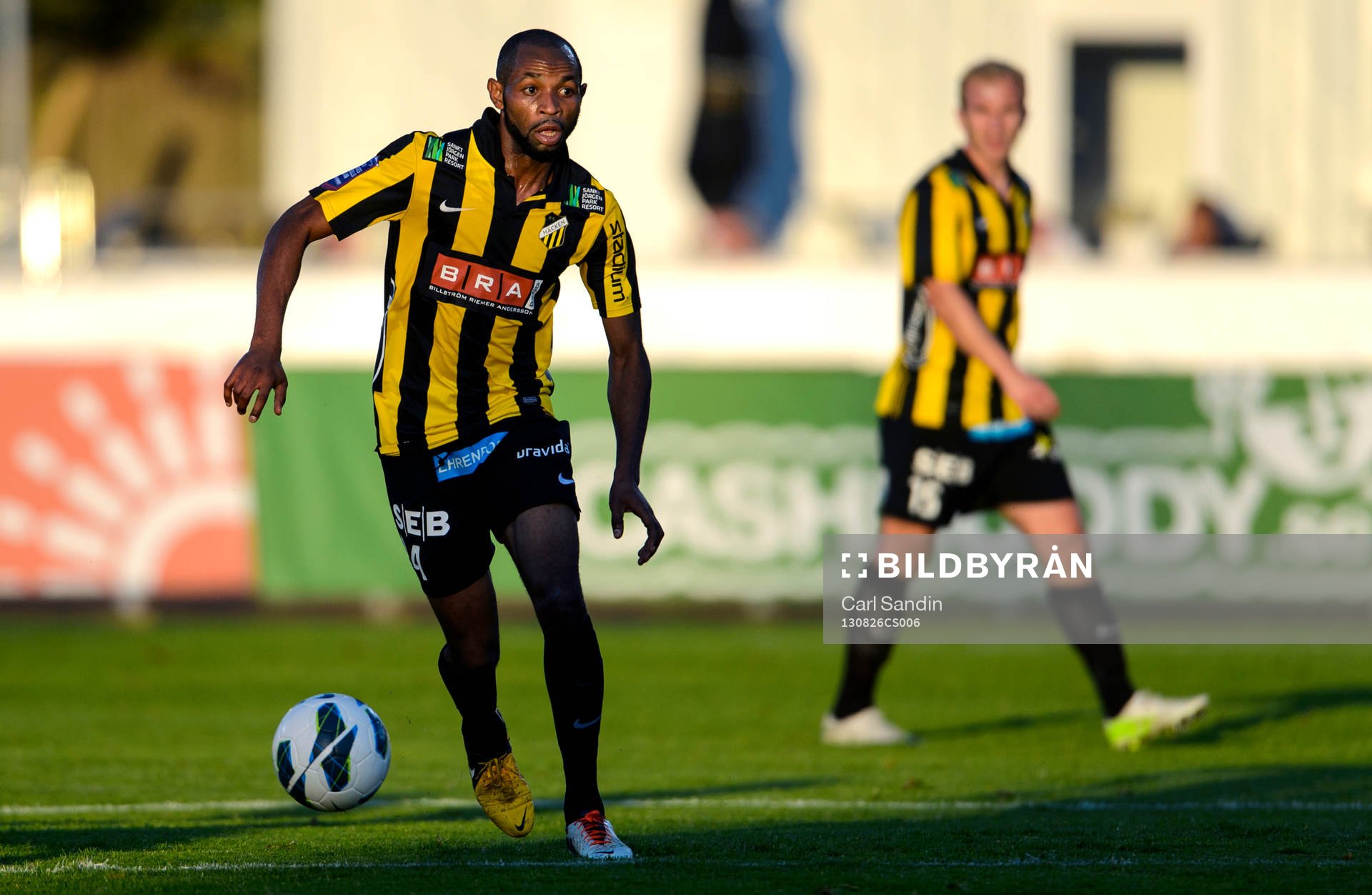 Häckens Rene Makondele med bollen