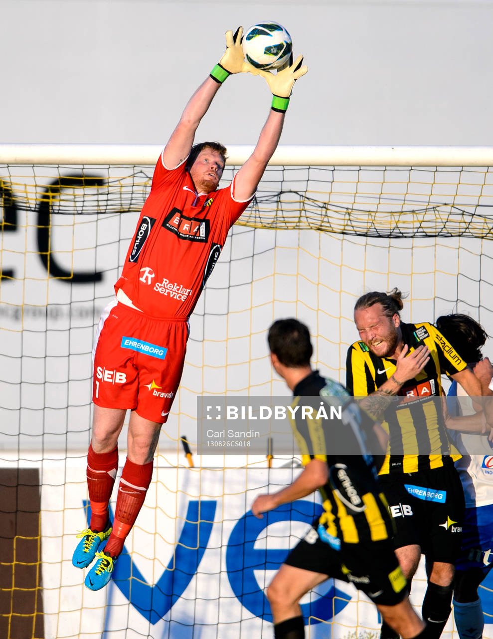 Häckens målvakt Christoffer Kjällqvist sträcker sig