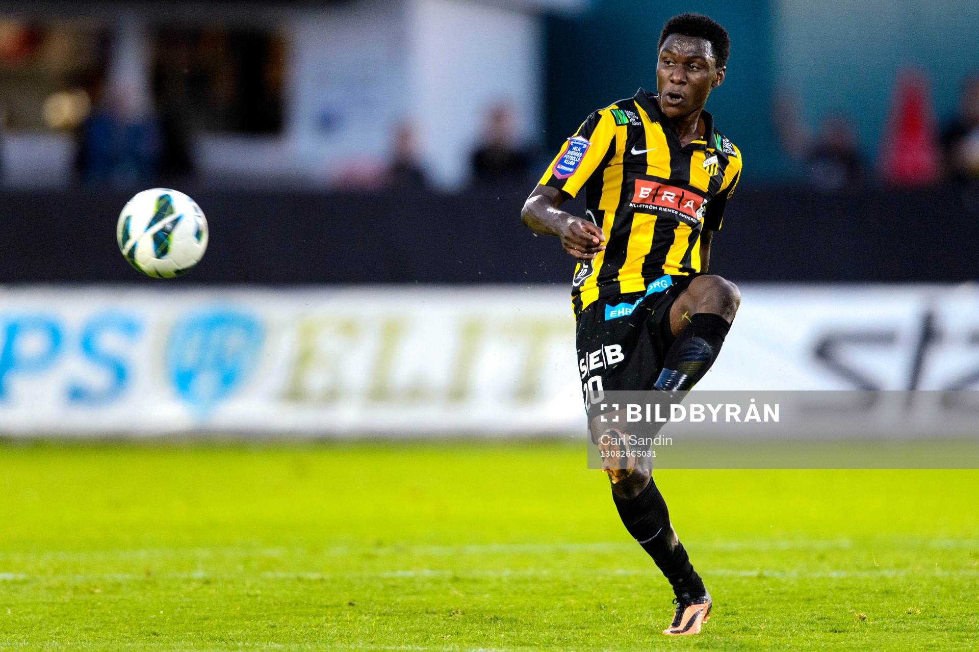 Häckens Dominic Chatto skjuter bollen under fotbollsmatchen i Allsvenskan mellan Häcken och Norrköping 26 augusti 2013 i Göteborg.