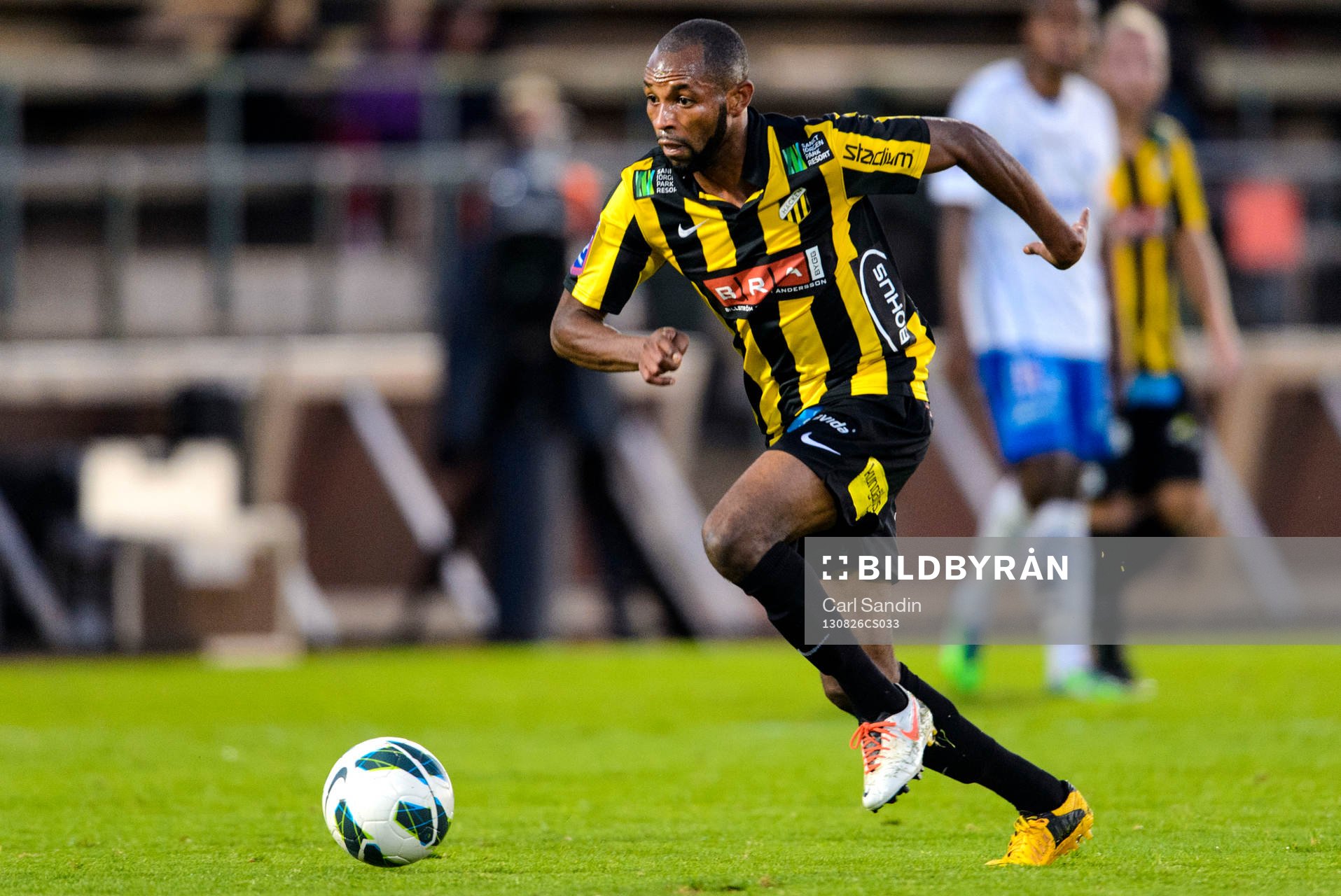 Häckens Rene Makondele med bollen