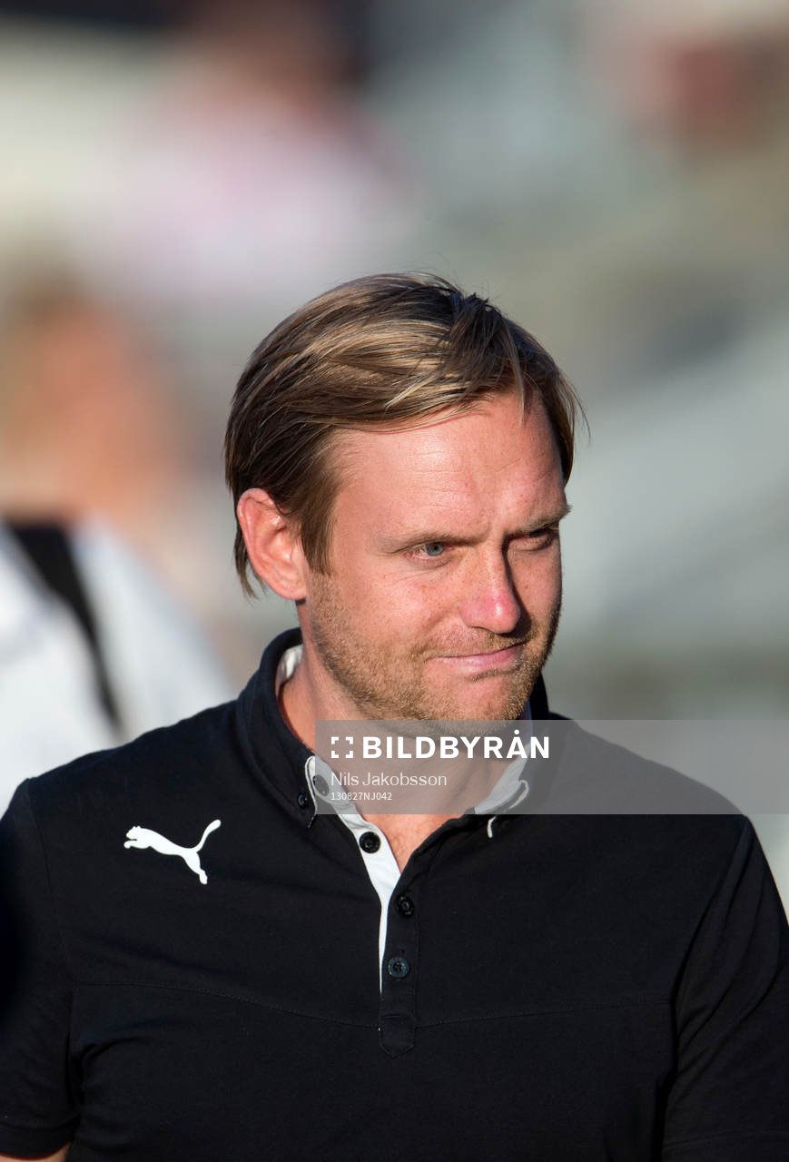 Linköpings tränare Martin Sjögren under fotbollsmatchen i damallsvenskan mellan LDB Malmö och Linköping den 27 augusti 2013 i Malmö.