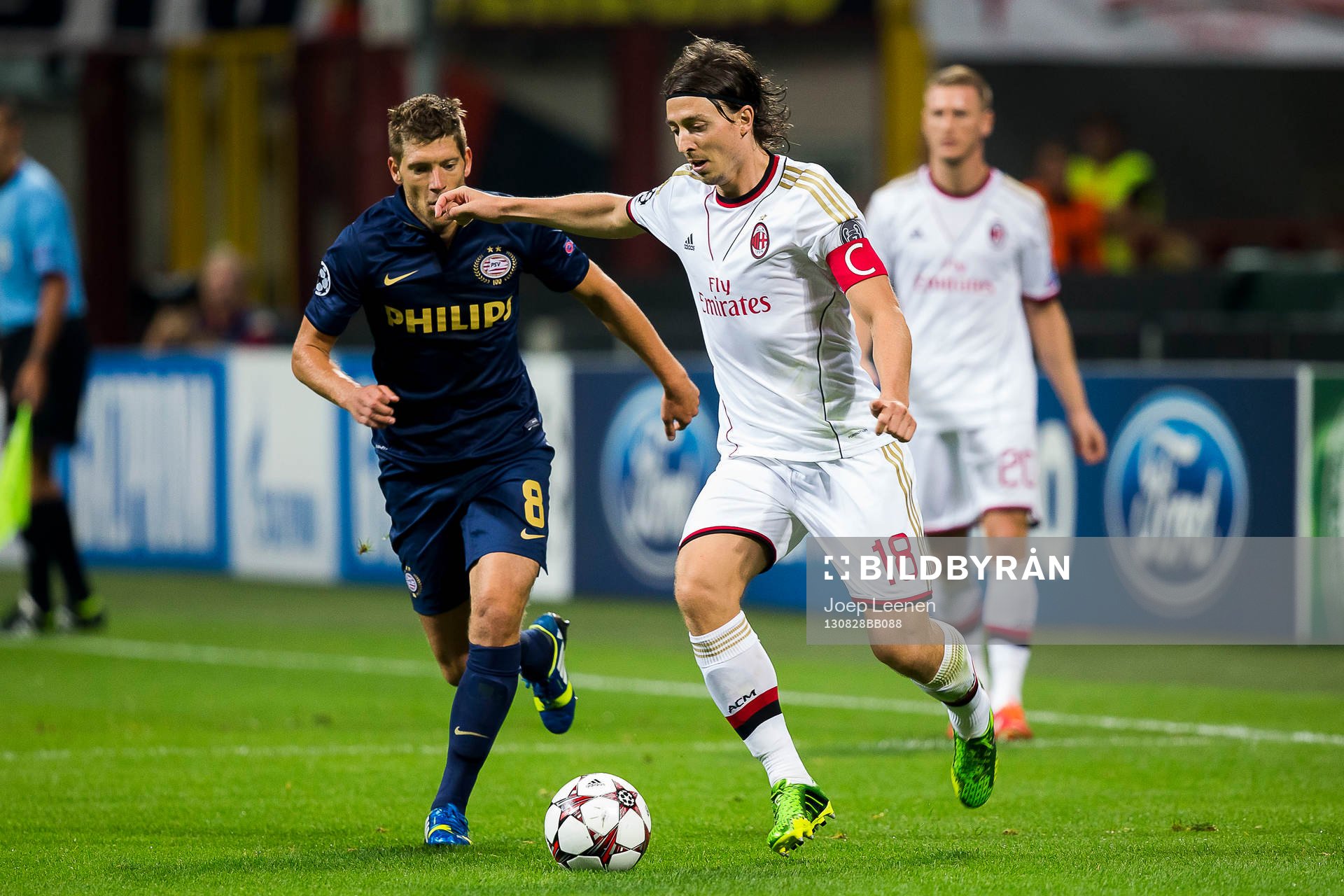  MILAAN, AC Milan - PSV, voetbal, kwalificatie Champions League, seizoen 2013-2014, 28-08-2013, Giuseppe Meazza San Siro, AC Milan speler Riccardo Montolivo (M), PSV speler Stijn Schraars (L). 