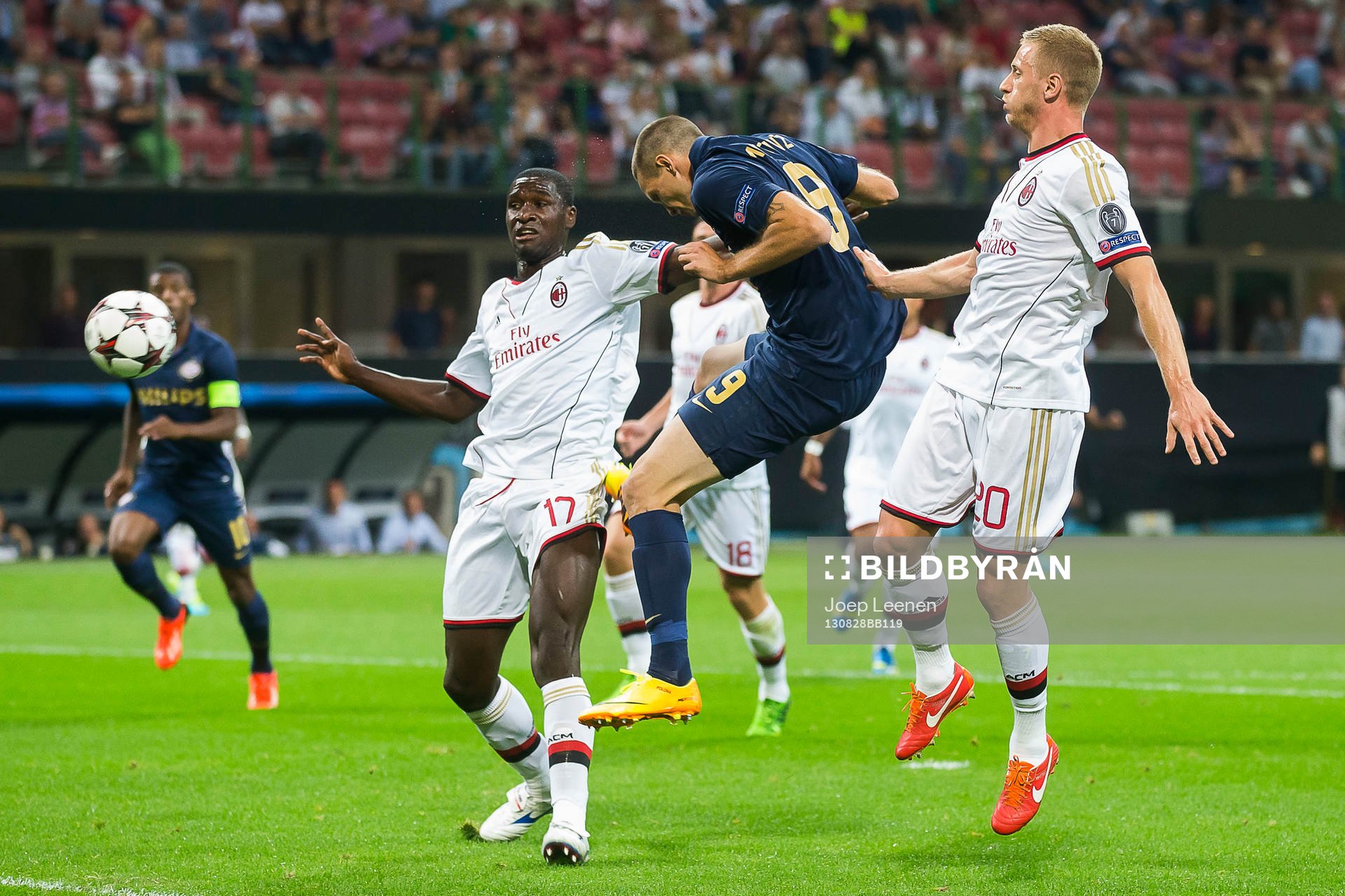  MILAAN, AC Milan - PSV, voetbal, kwalificatie Champions League, seizoen 2013-2014, 28-08-2013, Giuseppe Meazza San Siro, kans voor PSV speler Tim Matavz (M), AC Milan speler Cristian Zapata (2L), AC Milan speler Ignazio Abate (R). 