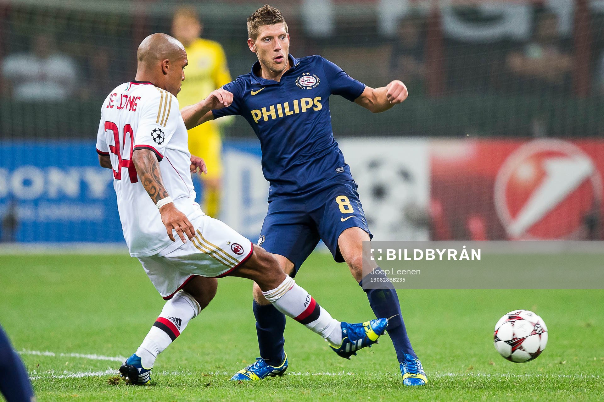 MILAAN, AC Milan - PSV, voetbal, kwalificatie Champions League, seizoen 2013-2014, 28-08-2013, Giuseppe Meazza San Siro, PSV speler Stijn Schraars (R), AC Milan speler Nigel de Jong (L).