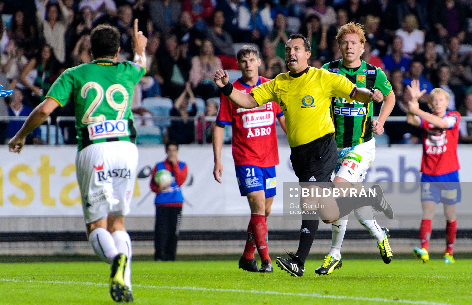 Domare Dragan Banjac från Haninge dömer bort Gais 1-0-mål