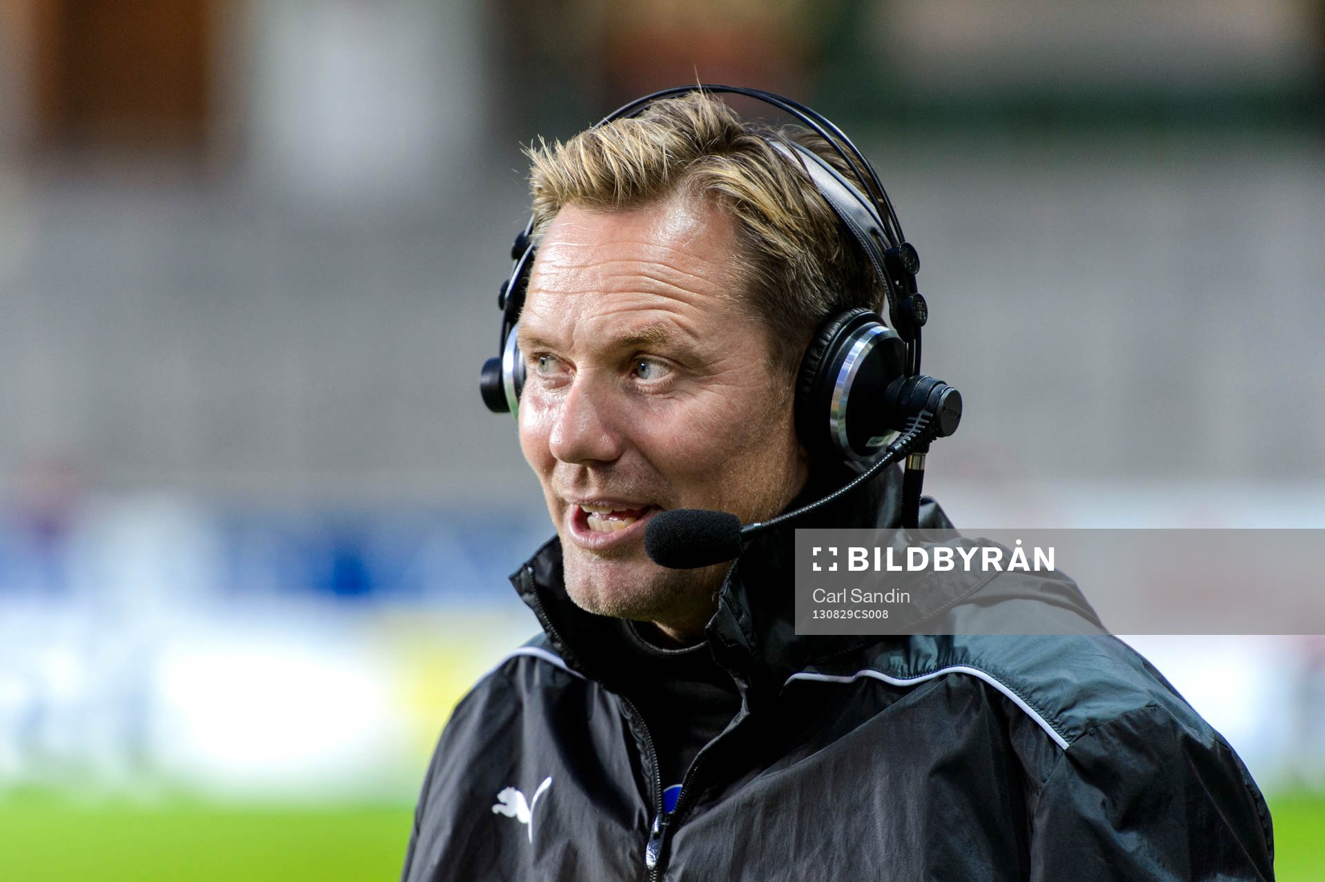 Gais tränare Thomas Askebrand blir intervjuad av tv