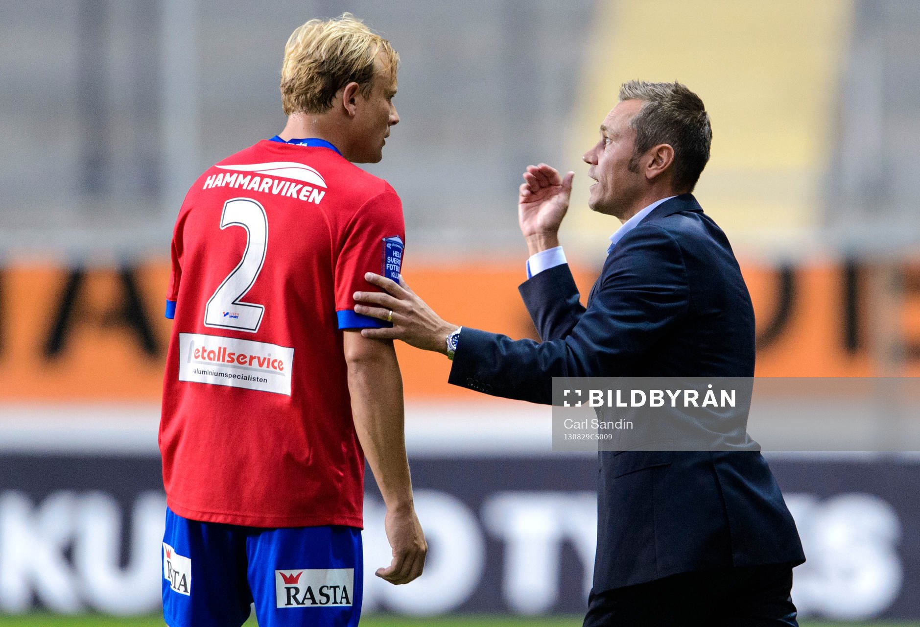 Örgrytes Christofer Bengtsson samtalar med tränare Marcus