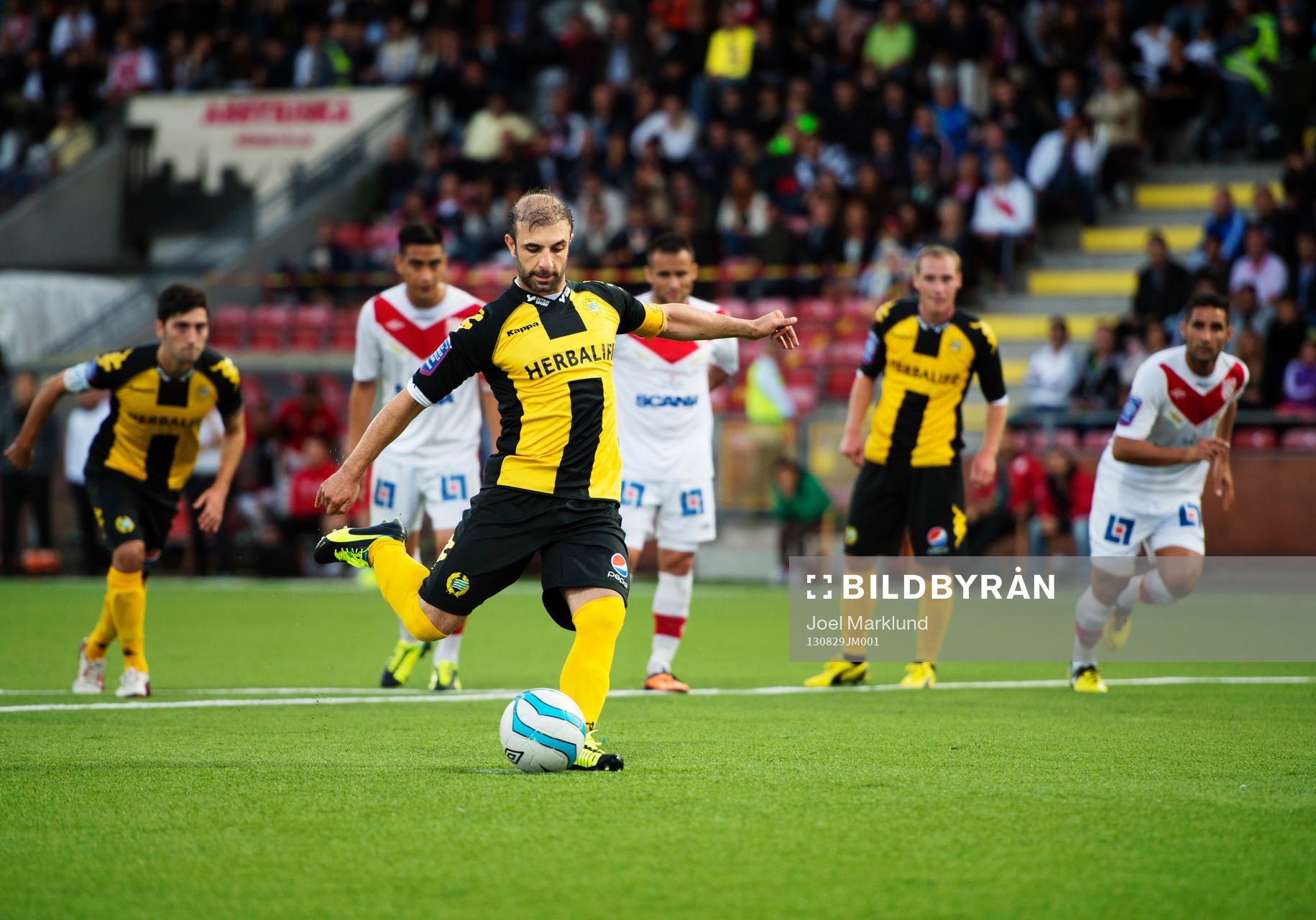 Hammarbys Kennedy Bakircioglu skjuter in 0-1 på straff under fotbollsmatchen i Superettan mellan Assyriska och Hammarby den 29 augusti 2013 i Södertälje.