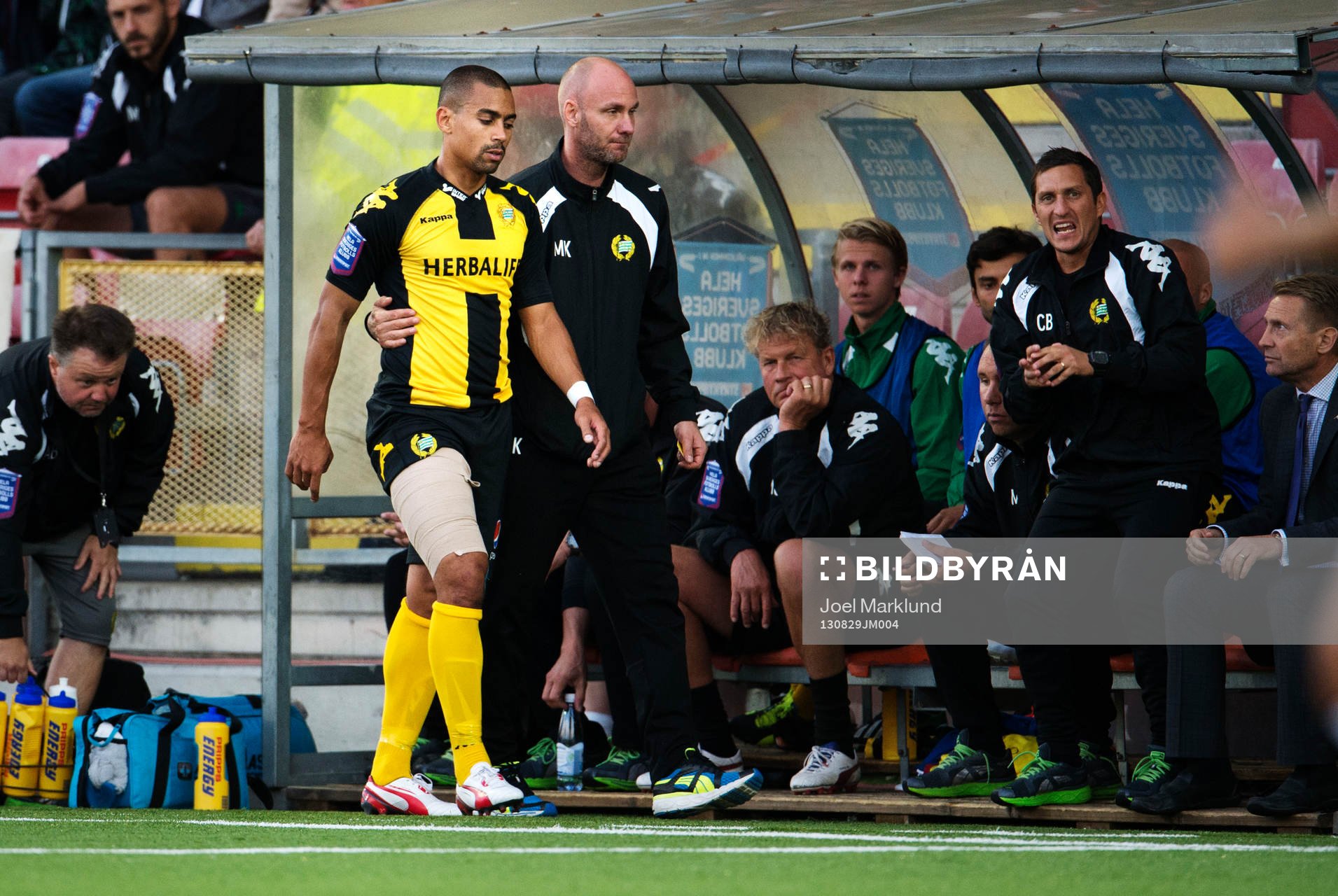 Hammarbys Billy Berntsson förs ut skadad