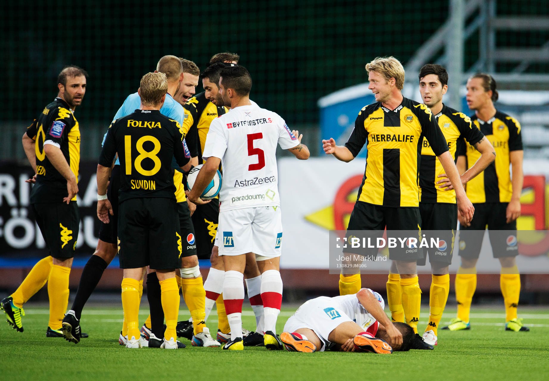 Hammarbys Mikael Rynell (h) reagerar