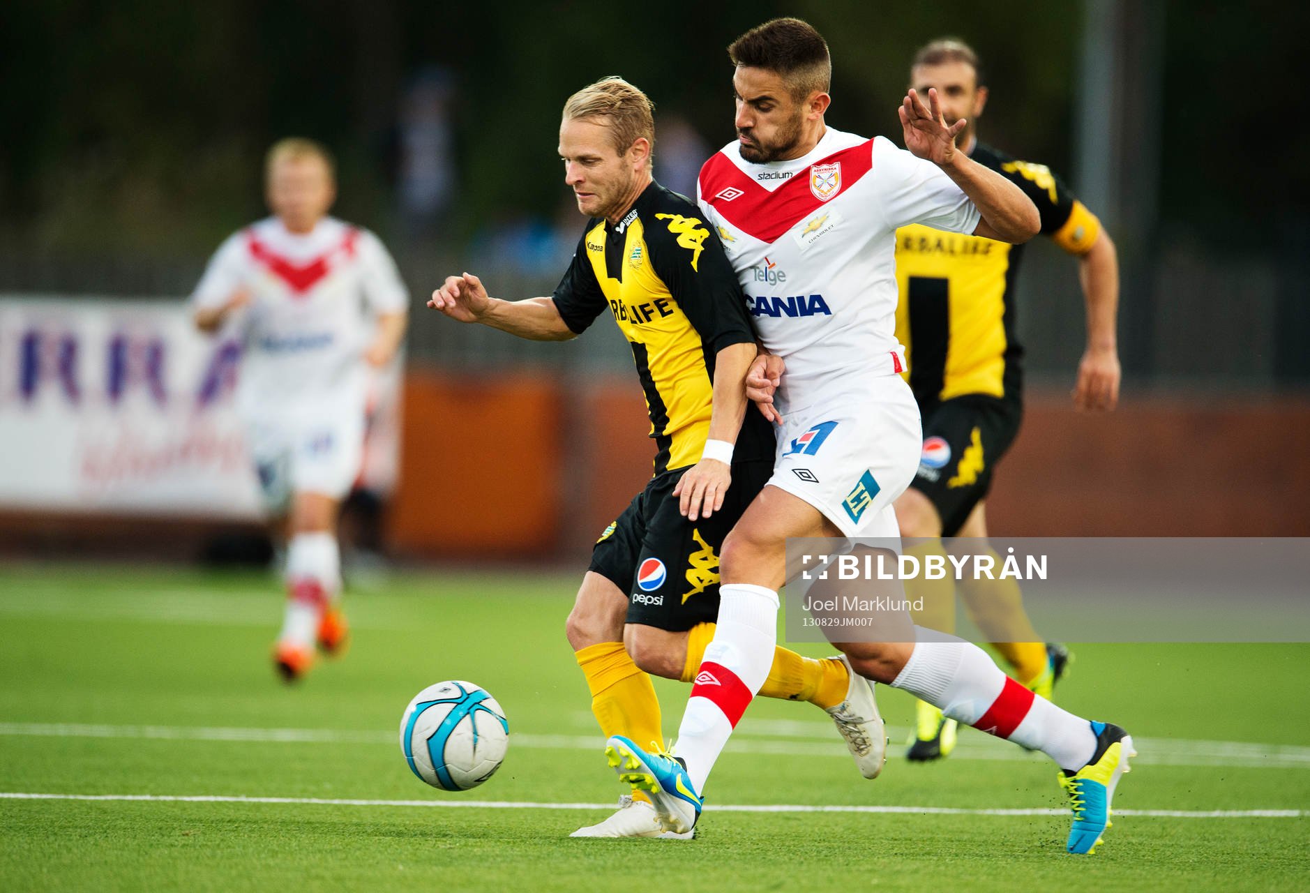 Hammarbys Erik Sundin blir knuffad av Assyriskas Sotiris