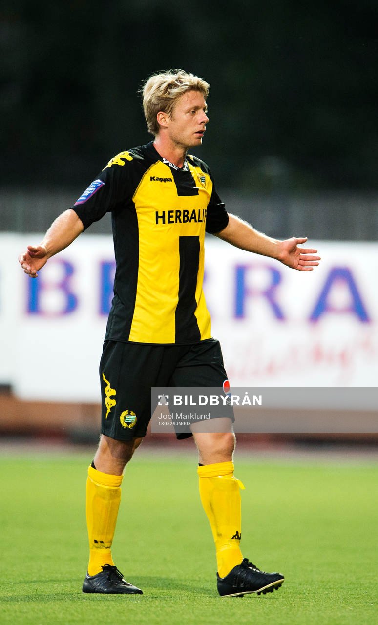Hammarbys Mikael Rynell slår ut med armarna