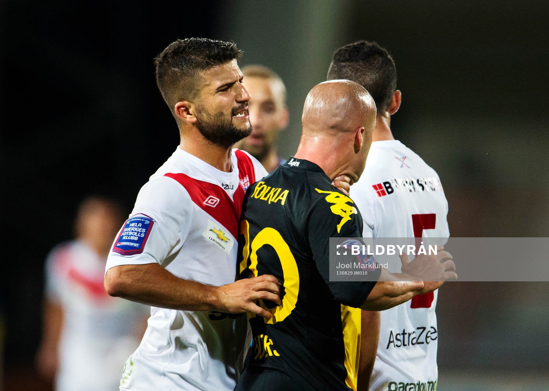 Assyriskas Hezha Agai tar ett strypgrepp på Hammarbys Luke