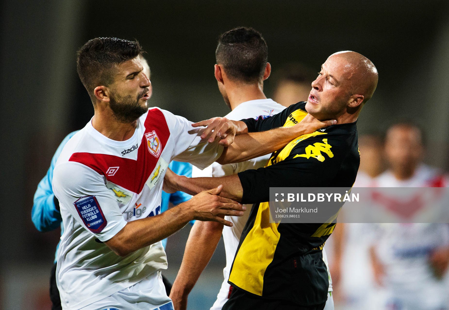 Assyriskas Hezha Agai tar ett strypgrepp på Hammarbys Luke
