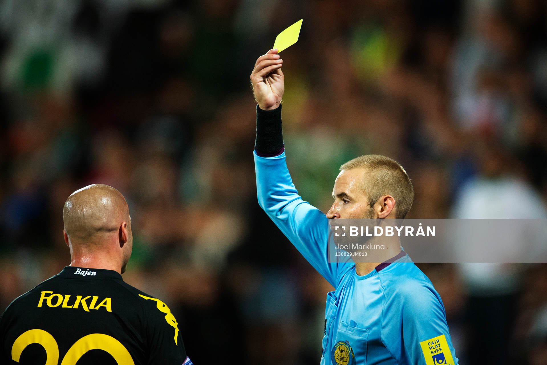 Hammarbys Luke Rodgers får ett gult kort av domaren Jim