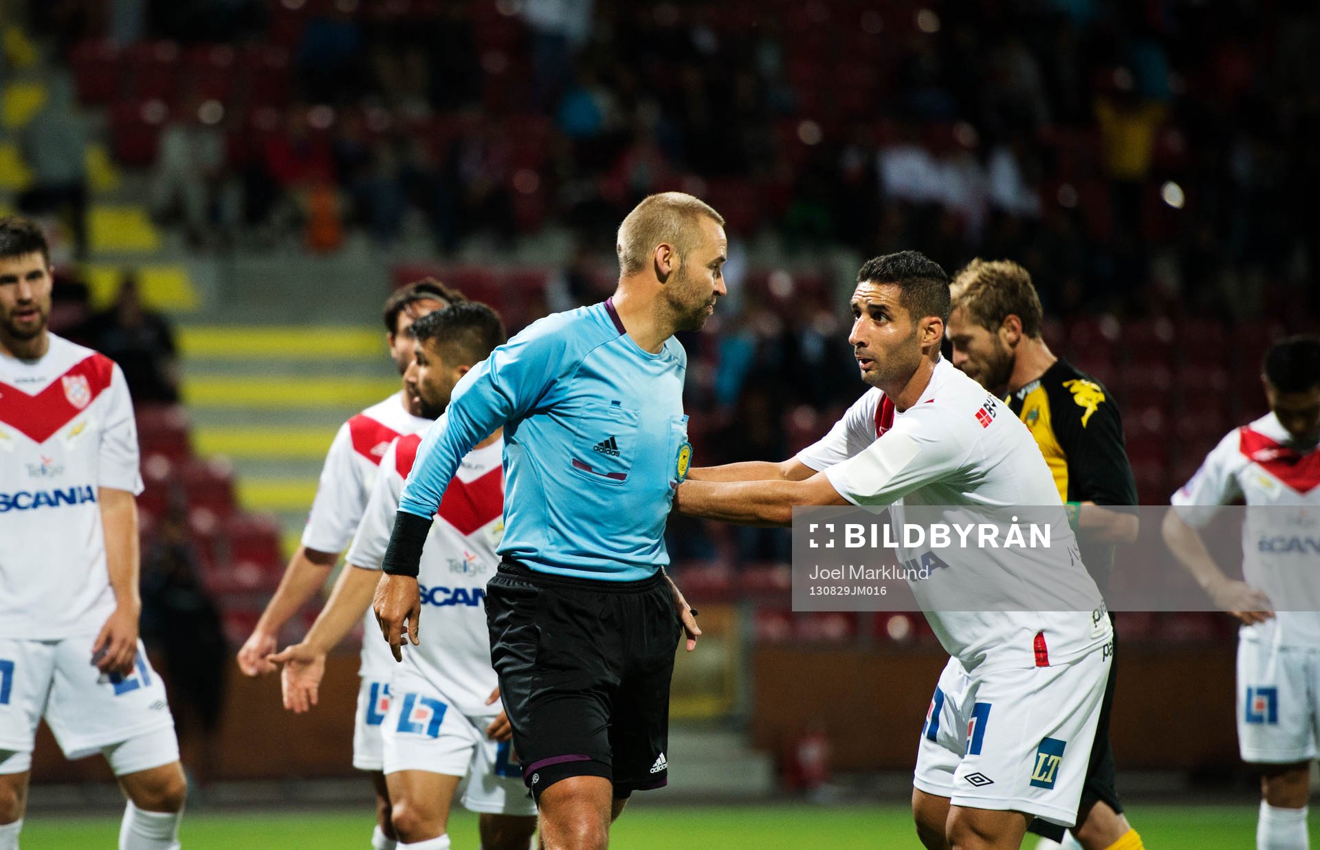 Assyriskas David Durmaz rycker i domaren Jim Petersson
