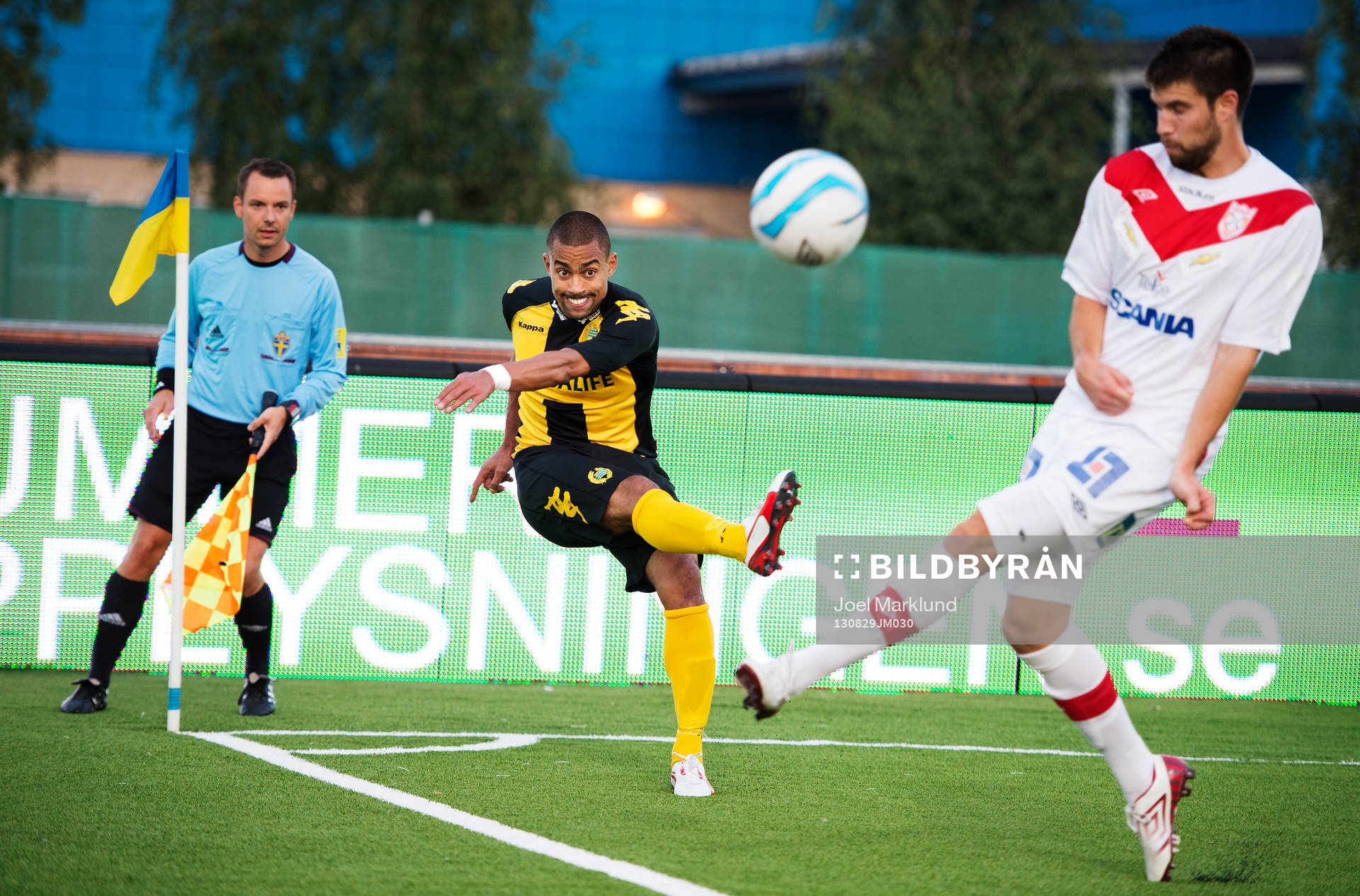 Hammarbys Billy Berntsson slår ett inlägg