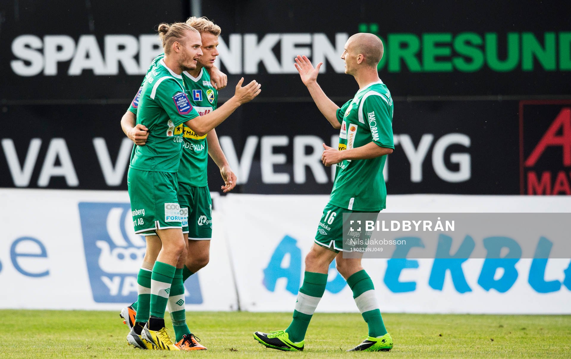 Ljungskiles Jonas Lindberg kramar om och jublar med Jakob Olsson som precis gjort 0-1 i fotbollsmatchen i superettan mellan Landskrona BOIS och Ljungskile den 29 augusti 2013 i Landskrona.